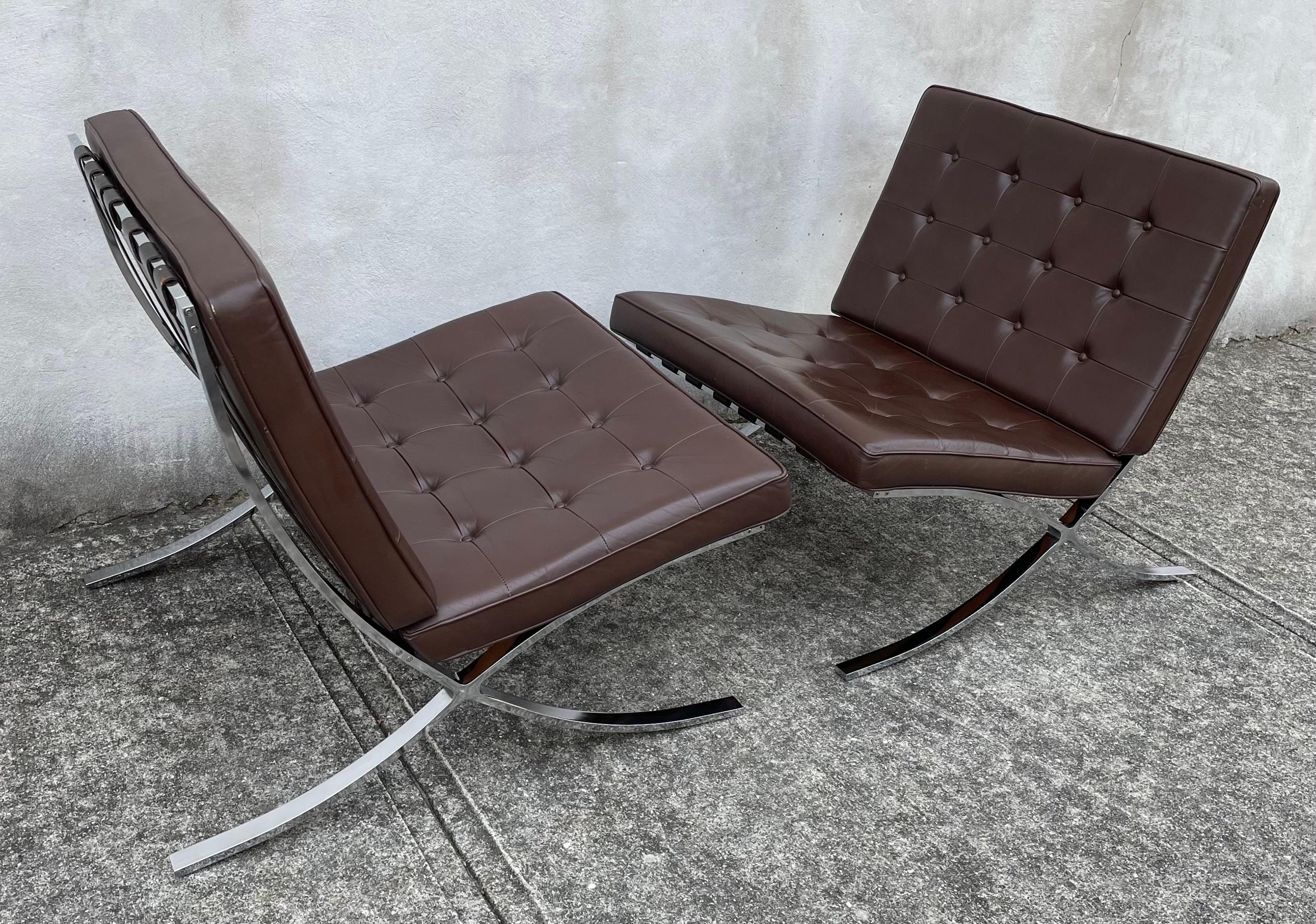 Magnifique paire de chaises Barcelona du milieu du siècle en cuir brun moyen. Achetée par un seul propriétaire dans le West Village, à New York, au milieu des années 1970.