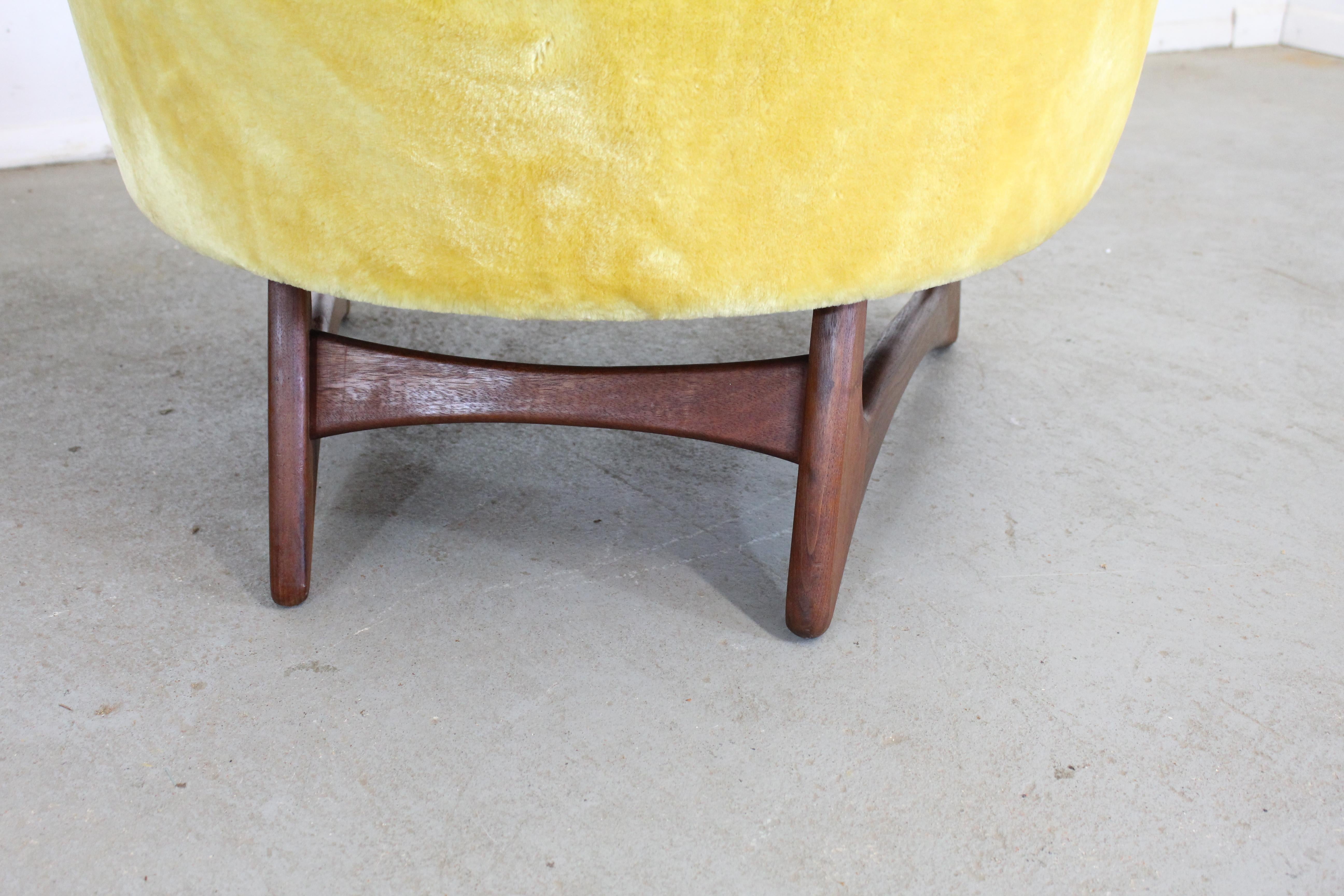 Noyer Paire de fauteuils club à dossier arrondi de style mi-siècle moderne par Adrian Pearsall en vente