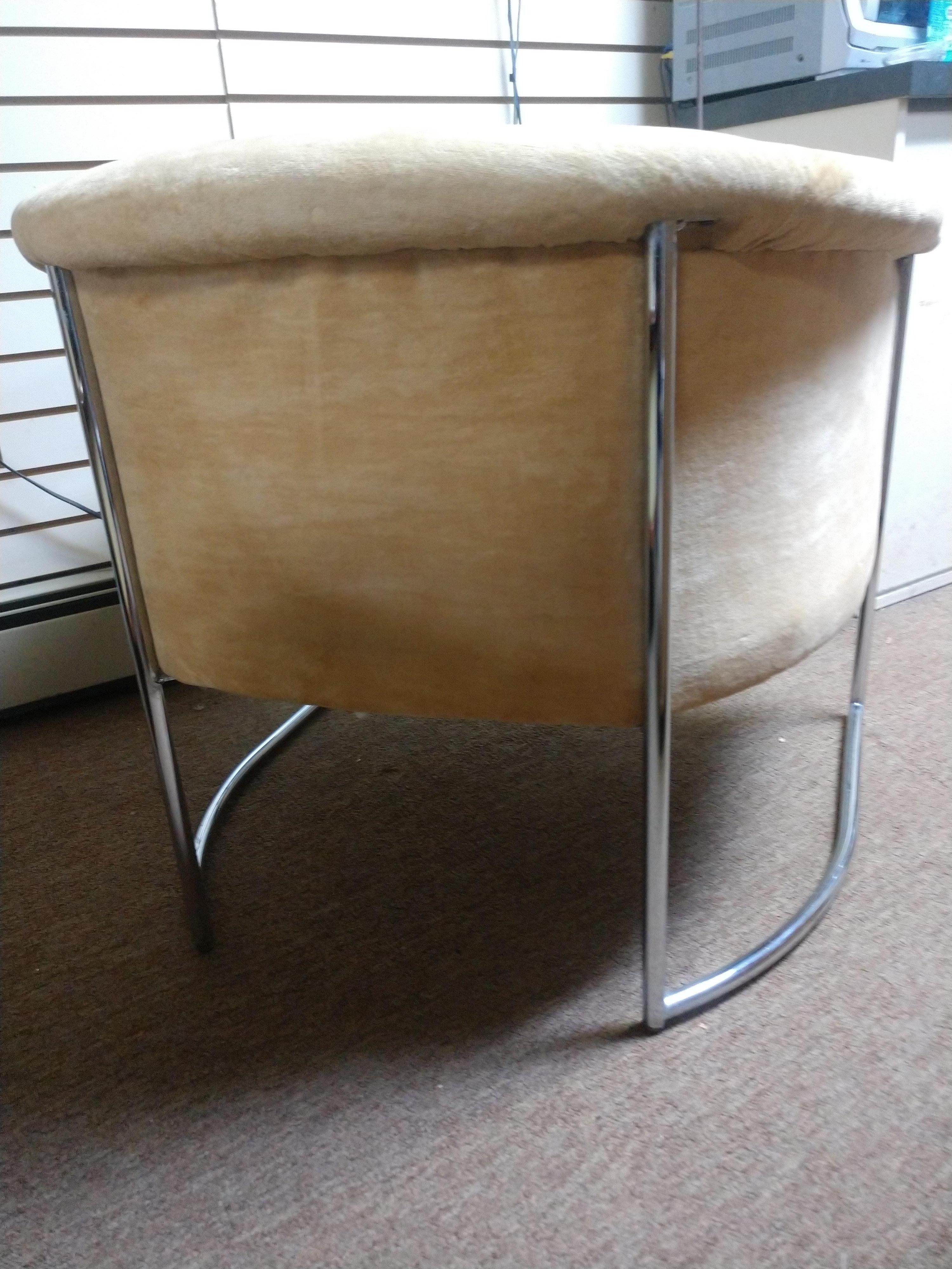 Pair of Mid-Century Modern Barrel Back Lounge Chairs For Sale 4