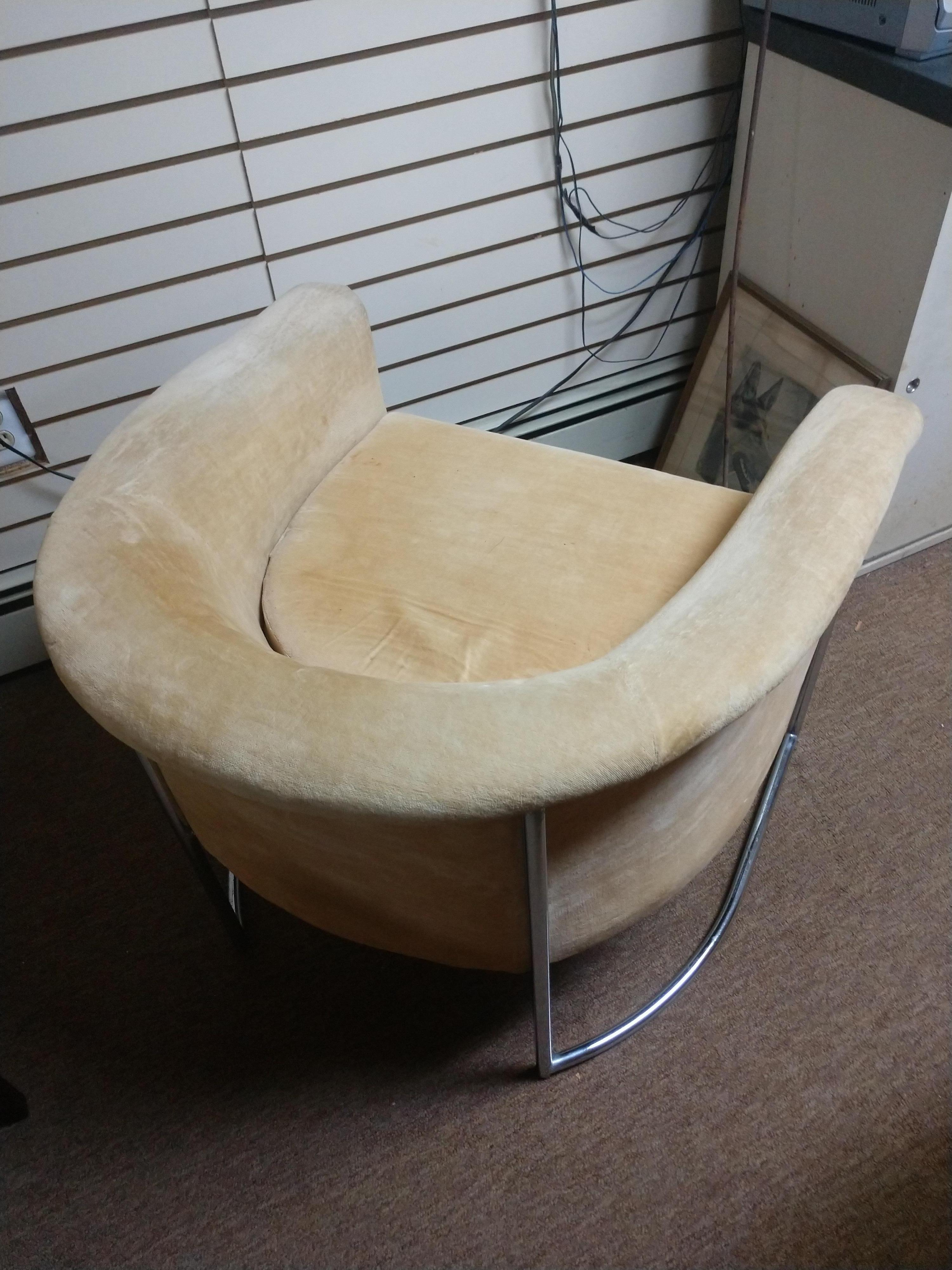 Pair of Mid-Century Modern Barrel Back Lounge Chairs For Sale 5
