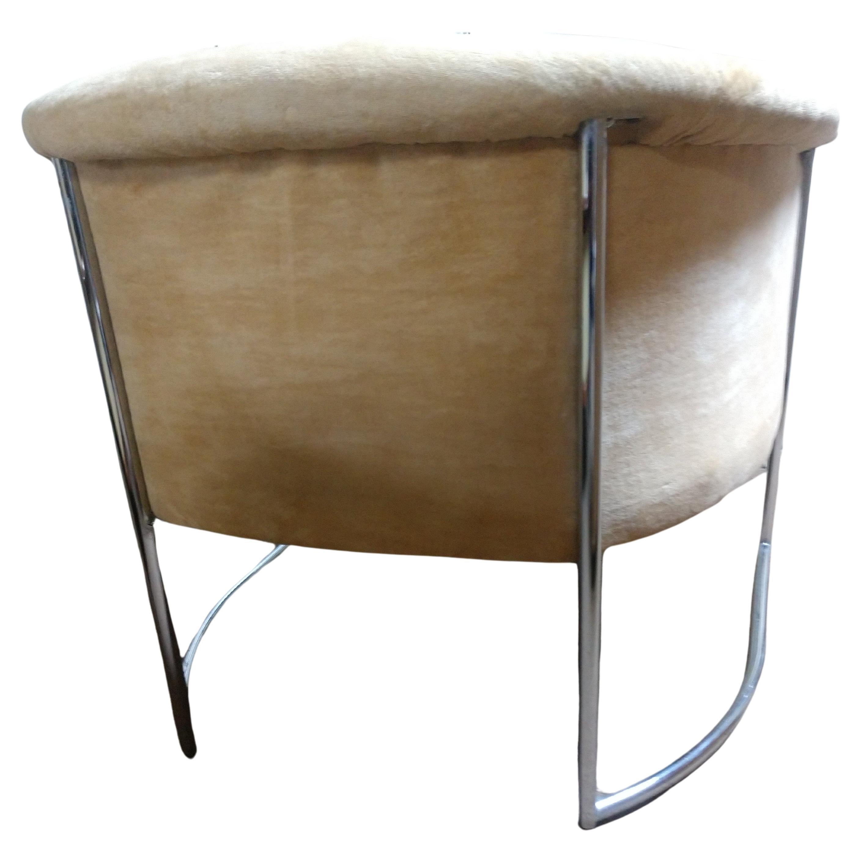 Sencilla y elegante pareja de sillones de salón con respaldo de barril y armazón de tubo cromado. Gran tamaño y forma, la altura del asiento es de 18,75, muy cómodo con el cromo en perfecto estado. La tapicería está un poco desgastada y un poco