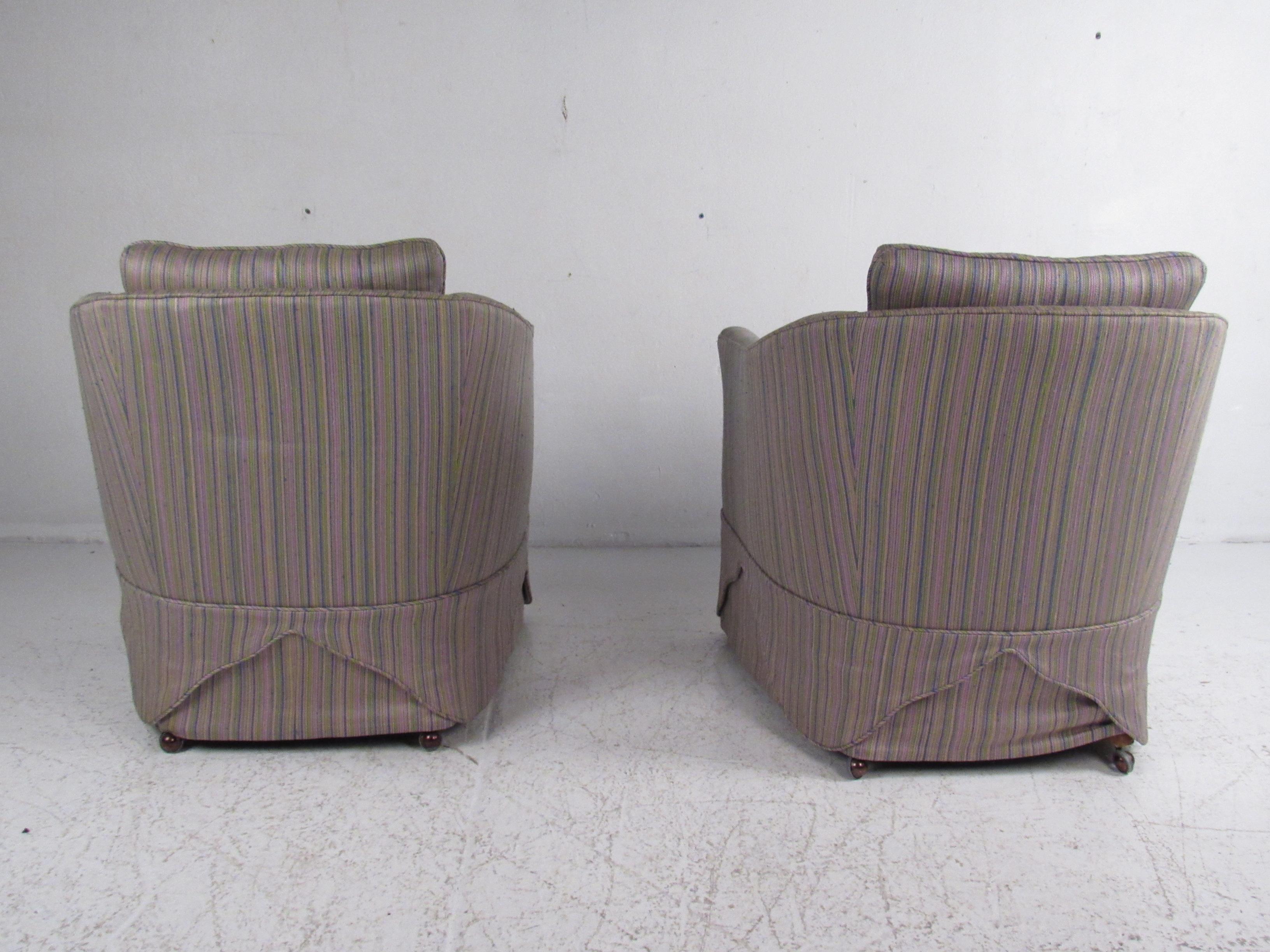 Late 20th Century Pair of Mid-Century Modern Barrel Back Lounge Chairs For Sale