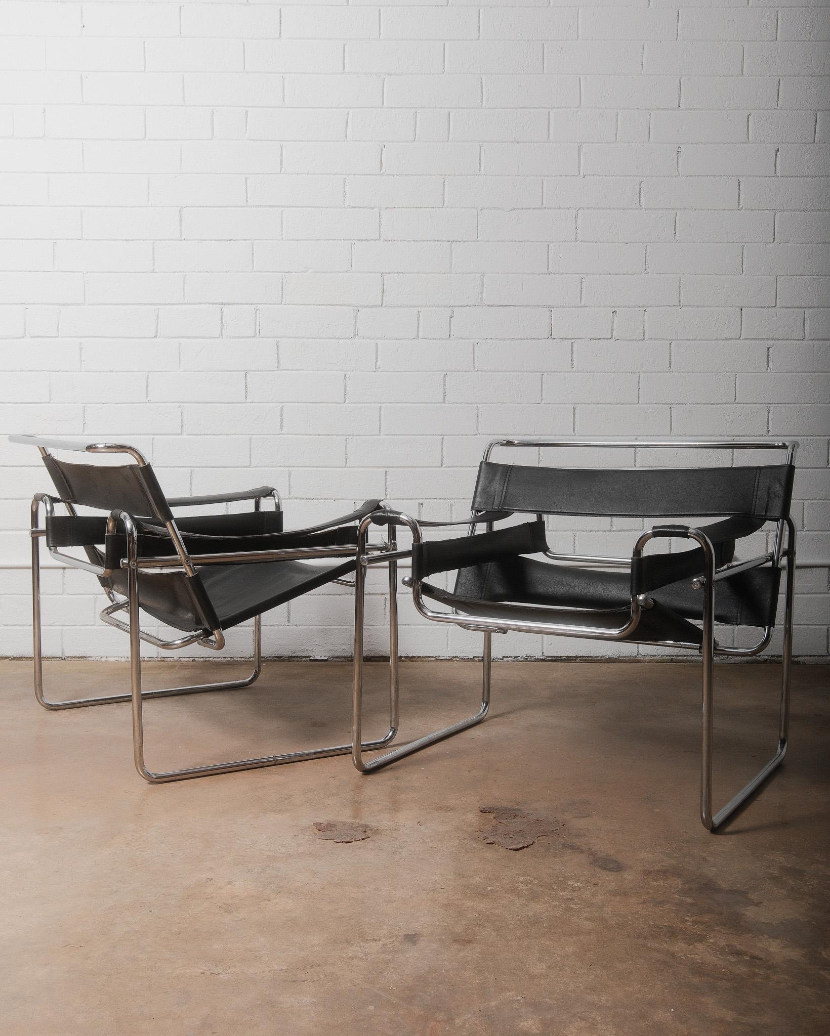 Superbe paire de fauteuils Bauhaus du milieu du siècle dernier, emblématiques pour leur design audacieux et leur style durable. Ce modèle de fauteuil, connu sous le nom de Wassily ou B3, est doté d'une élégante structure en tube d'acier chromé, qui