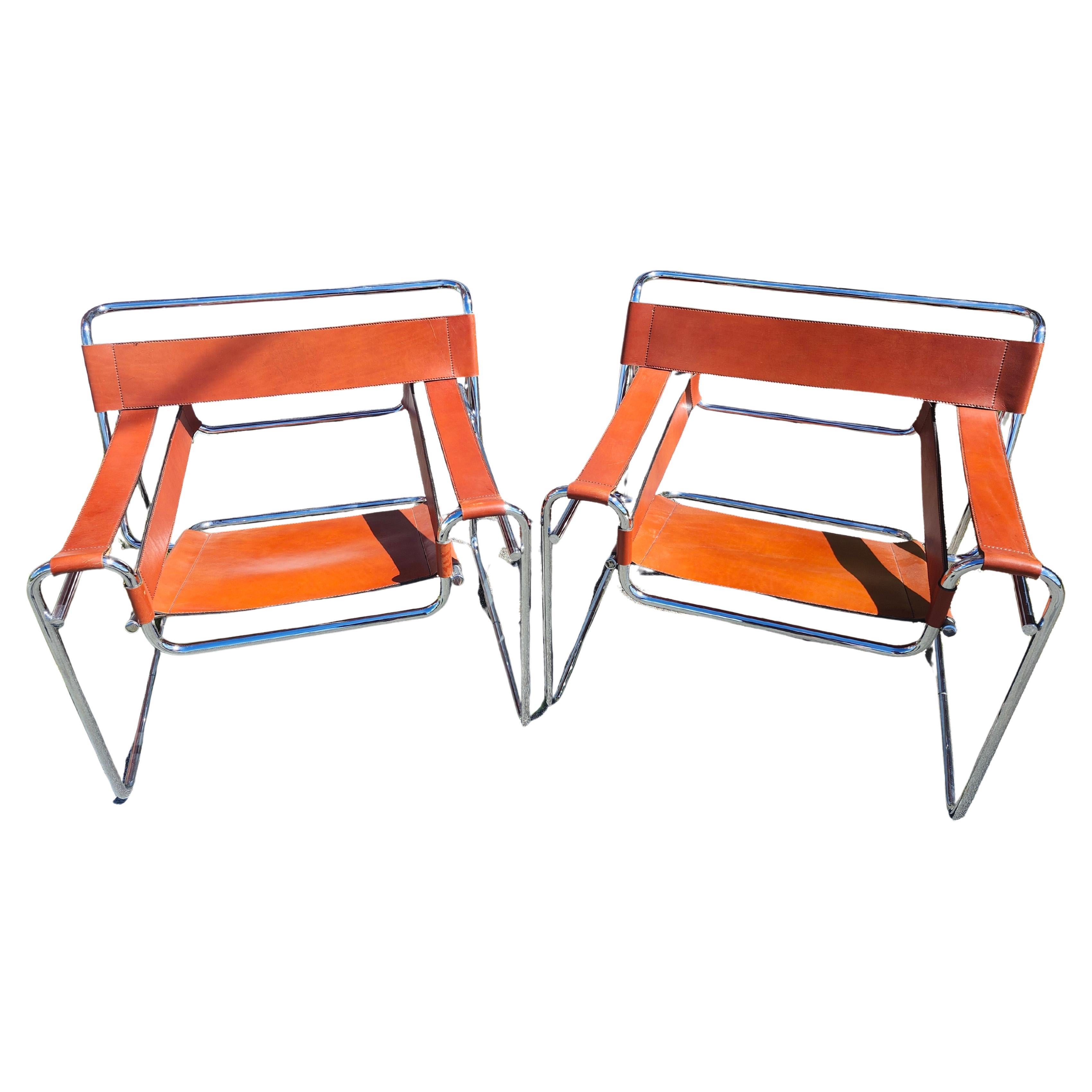 Semplice ed elegante design iconico di Marcel Breur e ricreato da Dino Gavina in pelle pesante Cognac Saddle C 1975 Italia. Le sedie sono rimaste nella stessa famiglia per due generazioni e sono state usate raramente. Quindi sono in condizioni