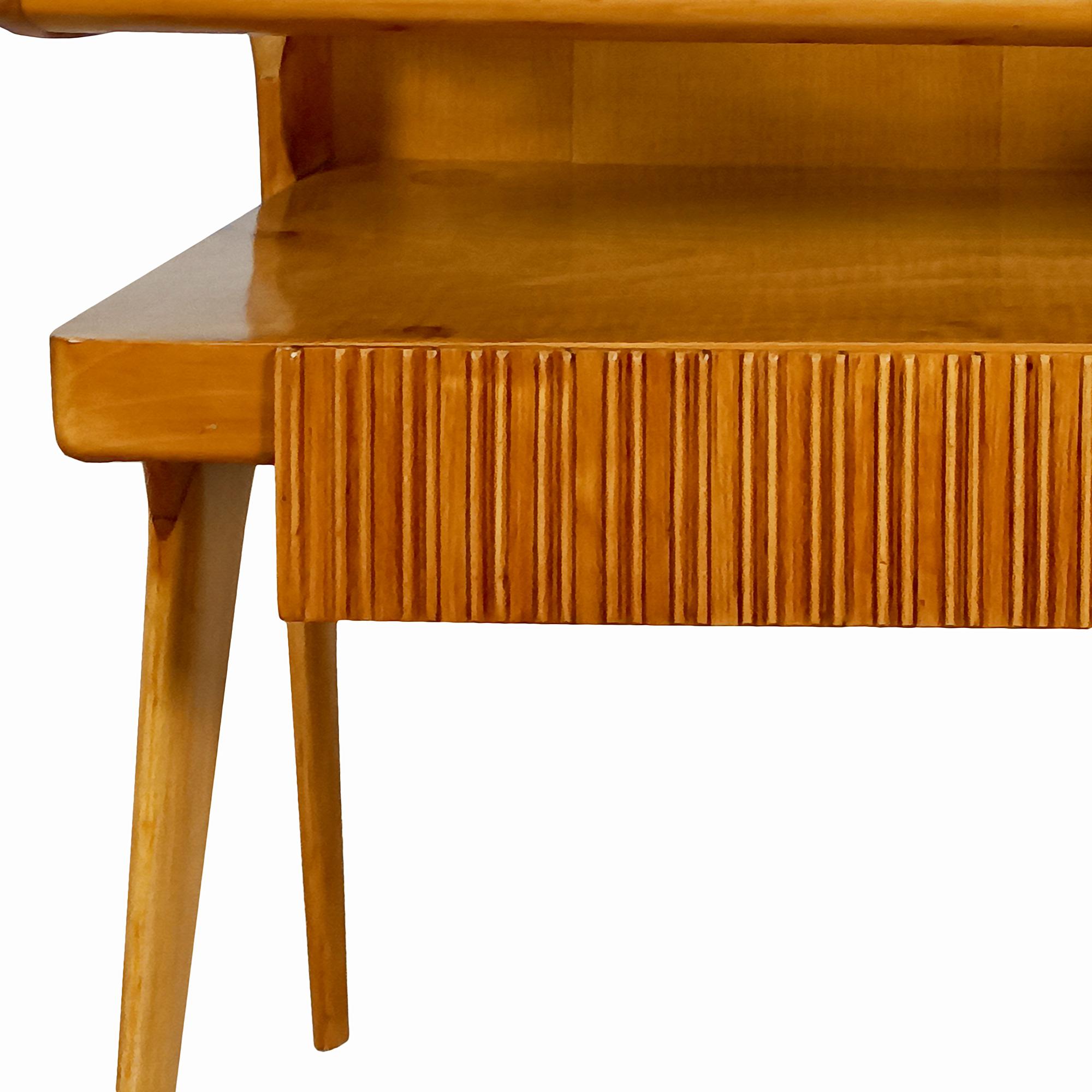 Pair of Mid-Century Modern Bedside Tables in Solid Maple and Glass Shelf, Italy For Sale 4