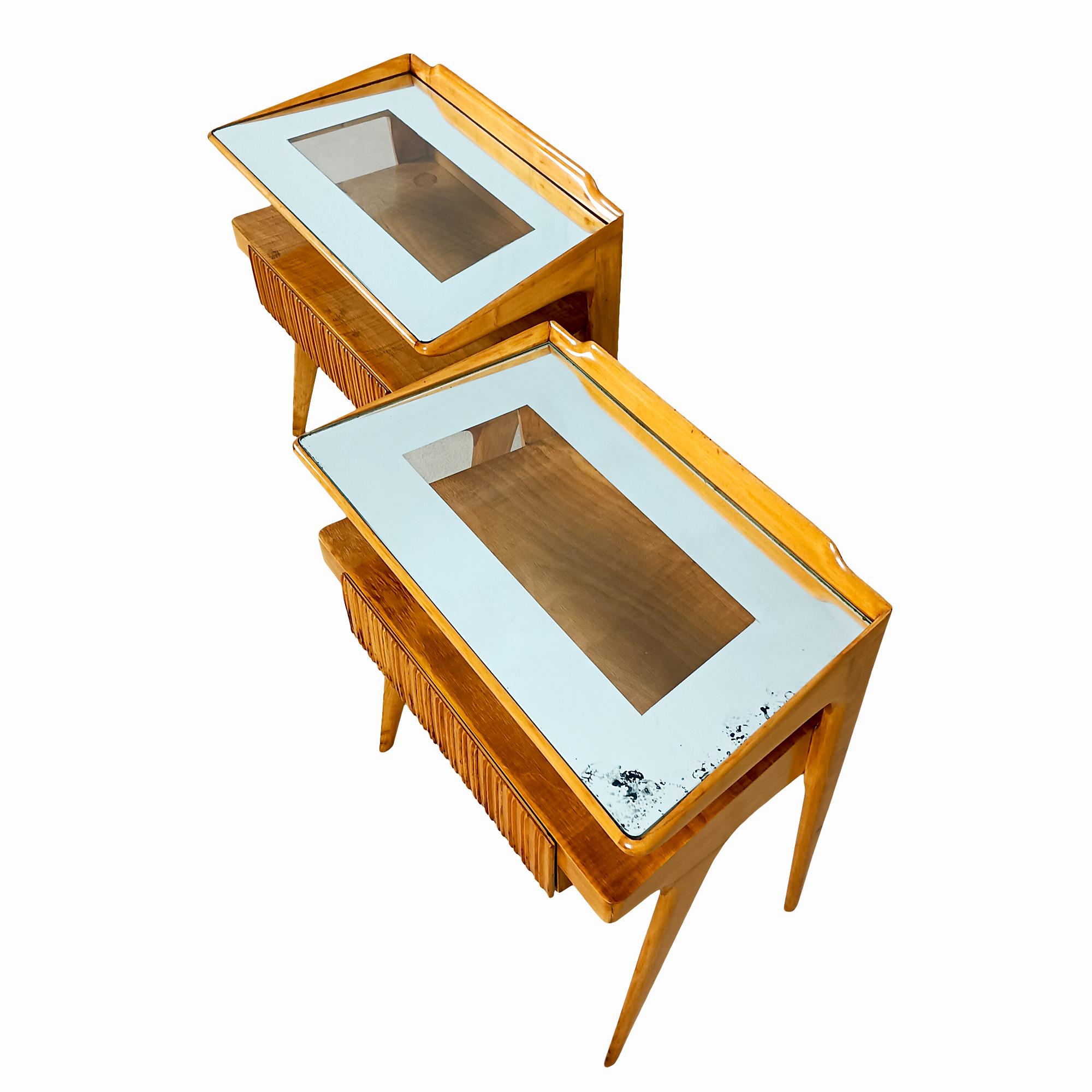 Pair of Mid-Century Modern Bedside Tables in Solid Maple and Glass Shelf, Italy For Sale 6