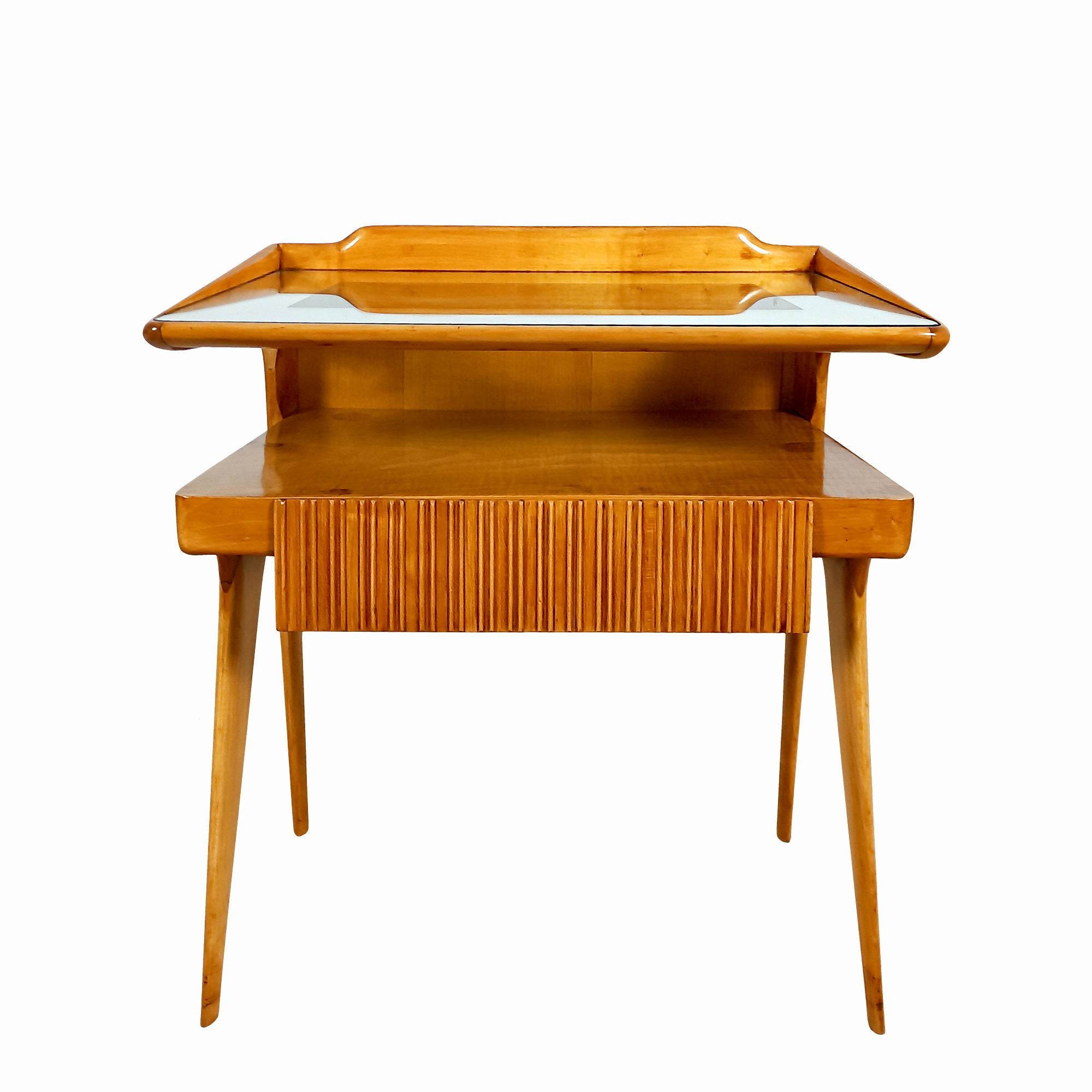 Pair of bedside tables in solid maple and maple veneer with partially silvered glass shelf. Drawer fronts with “grissini” pattern. French polish.

Italy circa 1950.