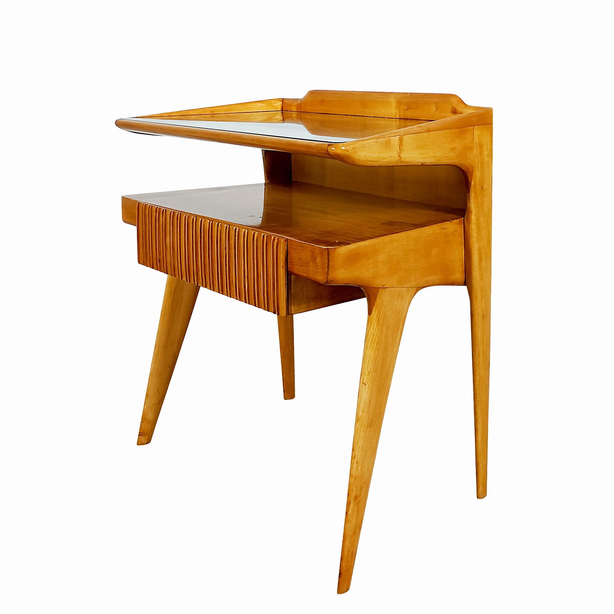 Italian Pair of Mid-Century Modern Bedside Tables in Solid Maple and Glass Shelf, Italy For Sale