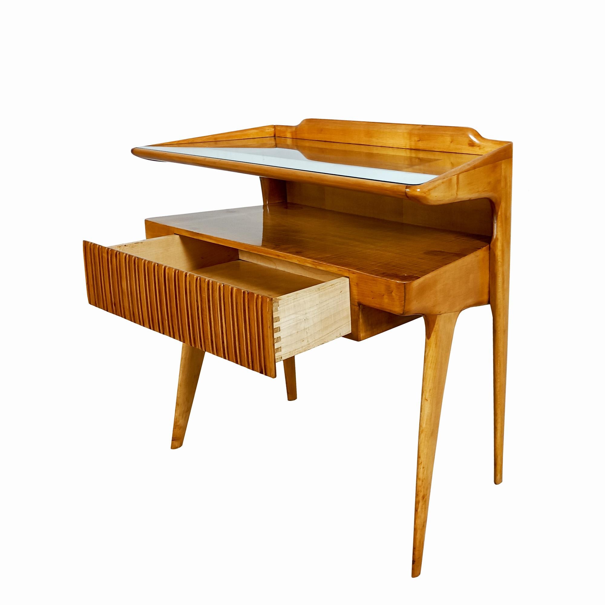 Moderne Nachttische aus massivem Ahornholz und Glas aus der Mitte des Jahrhunderts, Italien, Paar (Italienisch) im Angebot