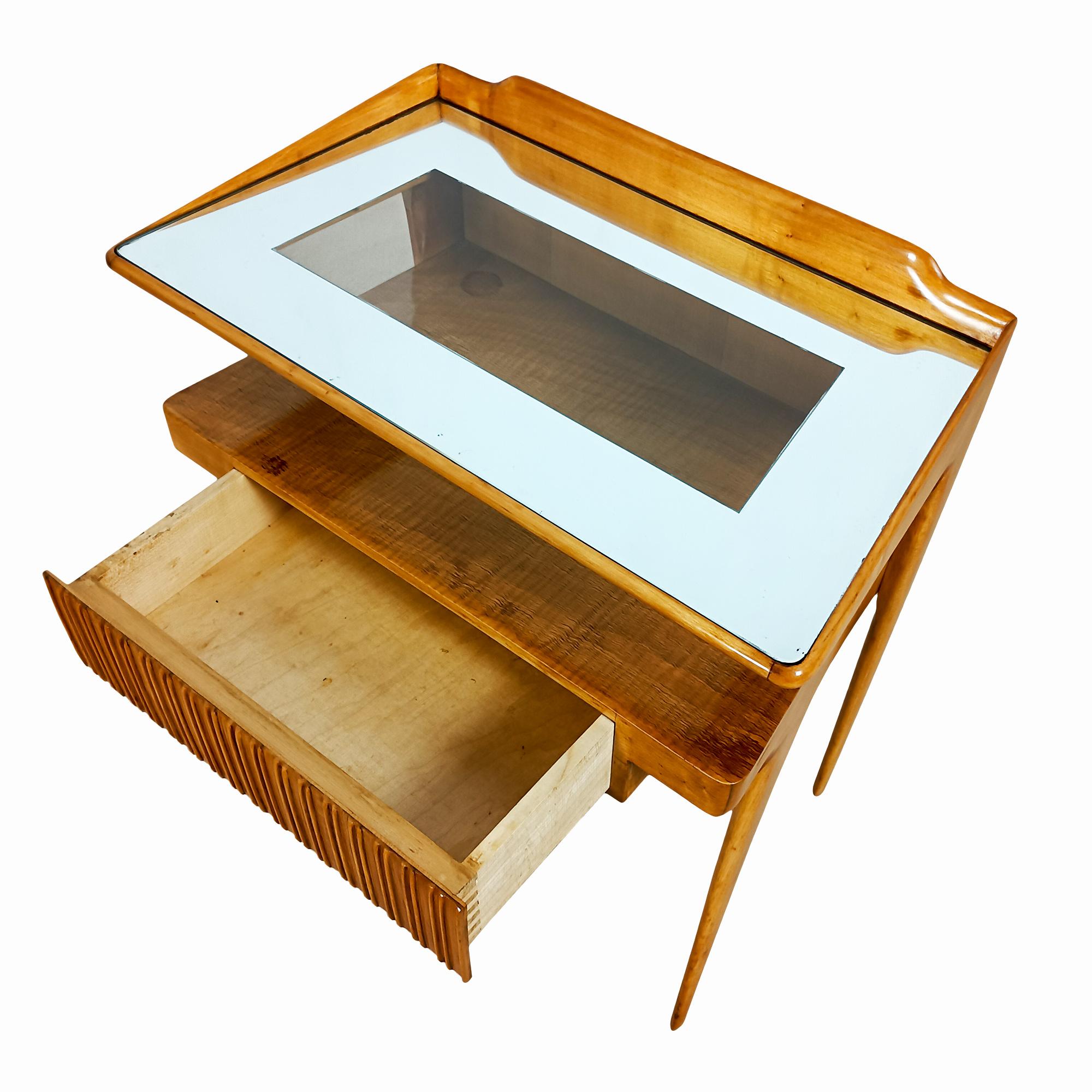 20th Century Pair of Mid-Century Modern Bedside Tables in Solid Maple and Glass Shelf, Italy For Sale