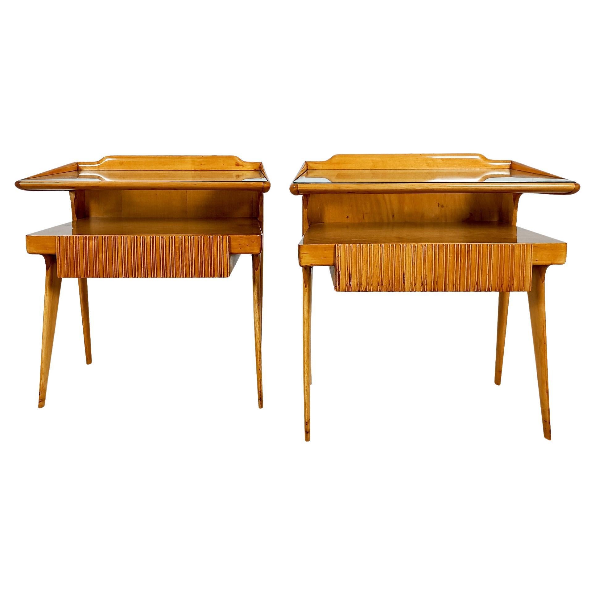 Pair of Mid-Century Modern Bedside Tables in Solid Maple and Glass Shelf, Italy For Sale