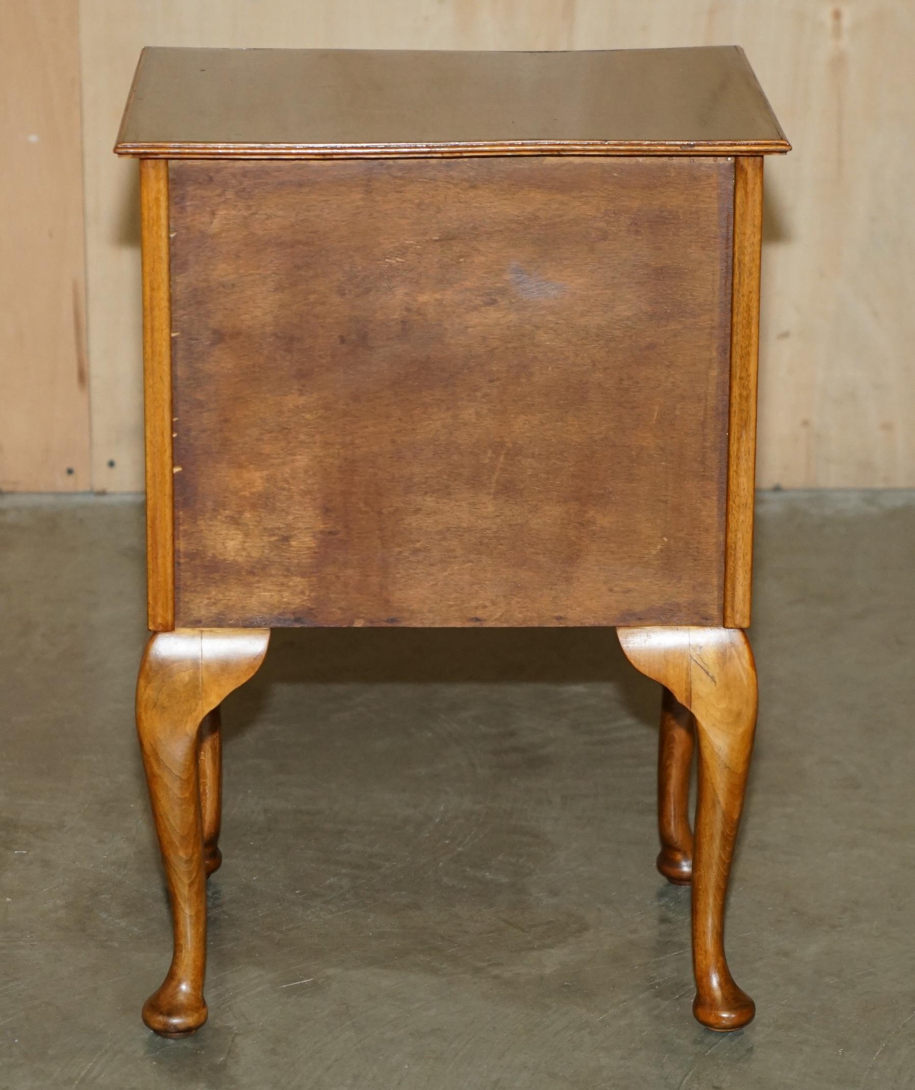 PAIRE DE TABLE DE BEDSIDE MODERNE EN HÊTRE ET EN WALNUT AVEC LAMPE D'EXTRÉMITÉ EN HÊTRE DU MILIEU DU SIÈCLE TABLE À VIN en vente 2