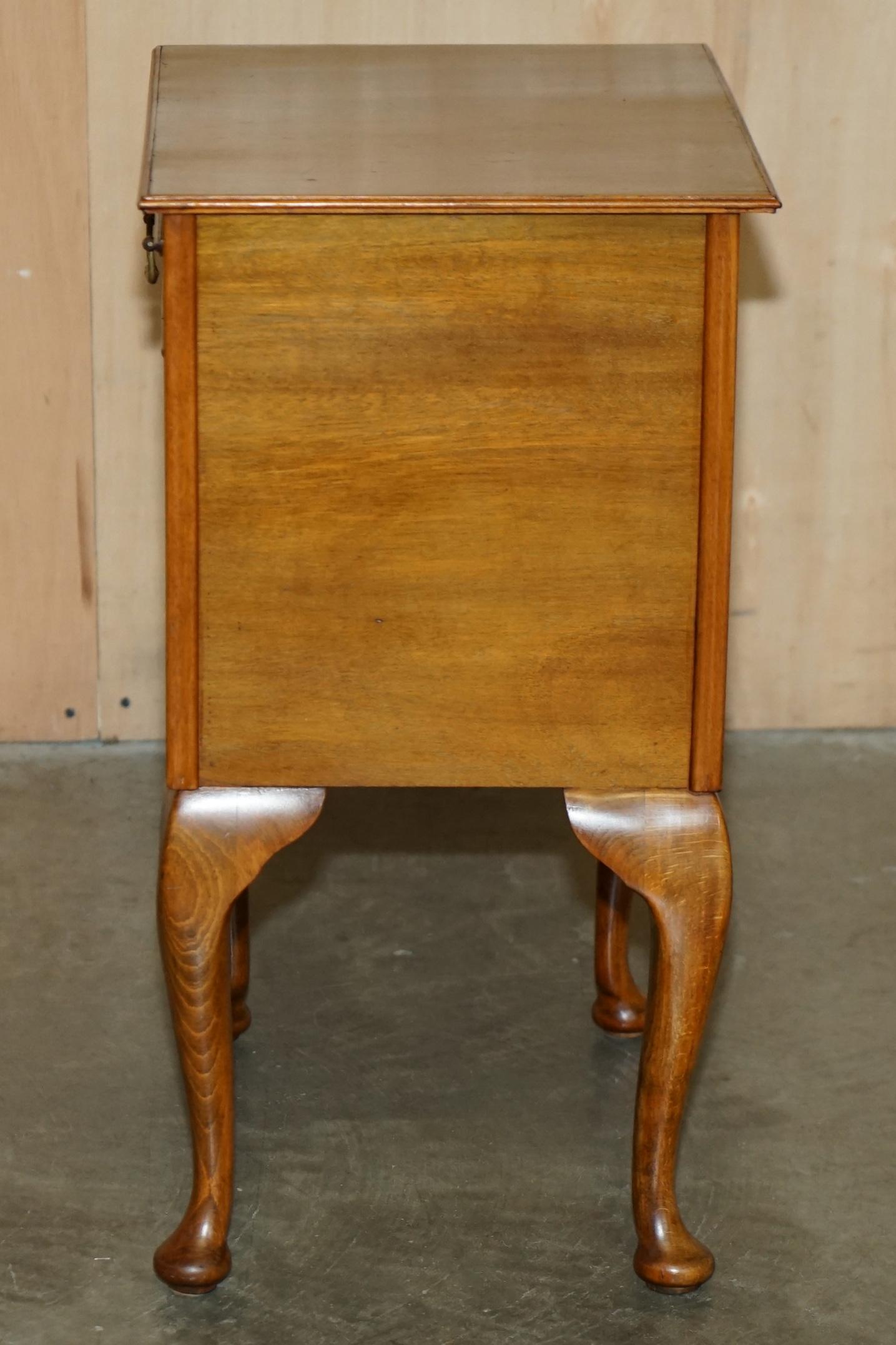 PAIRE DE TABLE DE BEDSIDE MODERNE EN HÊTRE ET EN WALNUT AVEC LAMPE D'EXTRÉMITÉ EN HÊTRE DU MILIEU DU SIÈCLE TABLE À VIN en vente 3