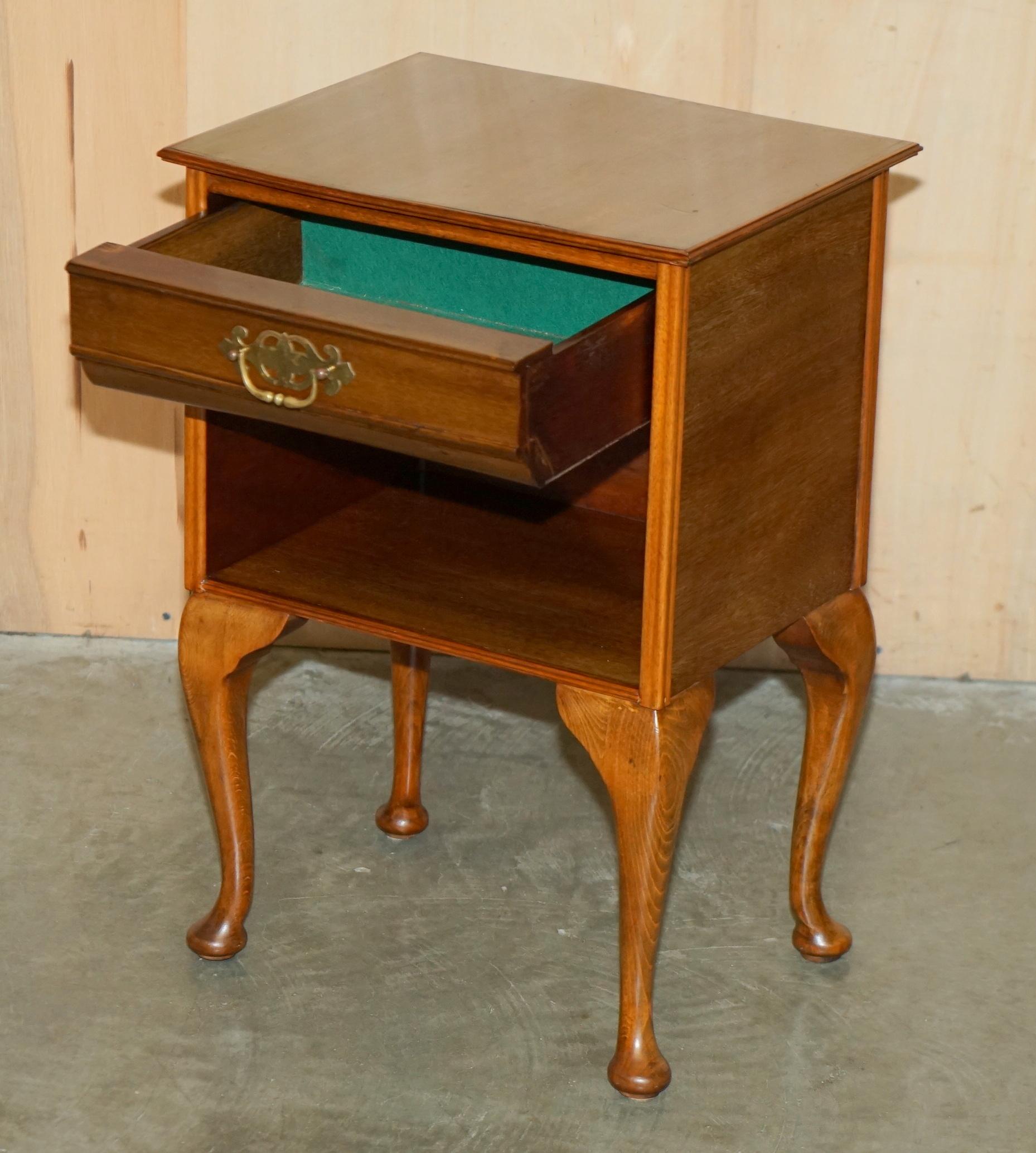PAIRE DE TABLE DE BEDSIDE MODERNE EN HÊTRE ET EN WALNUT AVEC LAMPE D'EXTRÉMITÉ EN HÊTRE DU MILIEU DU SIÈCLE TABLE À VIN en vente 5