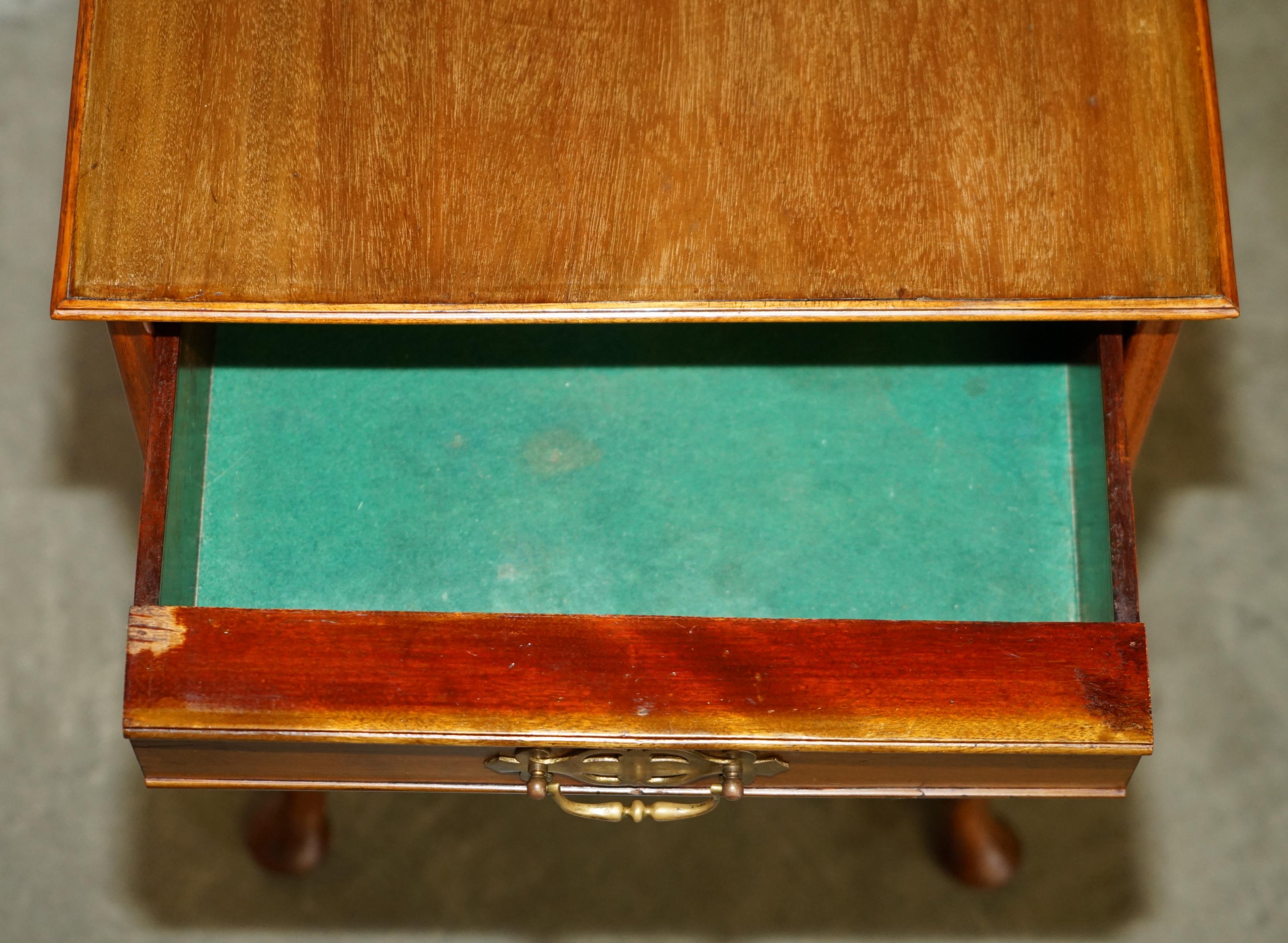 PAIRE DE TABLE DE BEDSIDE MODERNE EN HÊTRE ET EN WALNUT AVEC LAMPE D'EXTRÉMITÉ EN HÊTRE DU MILIEU DU SIÈCLE TABLE À VIN en vente 6