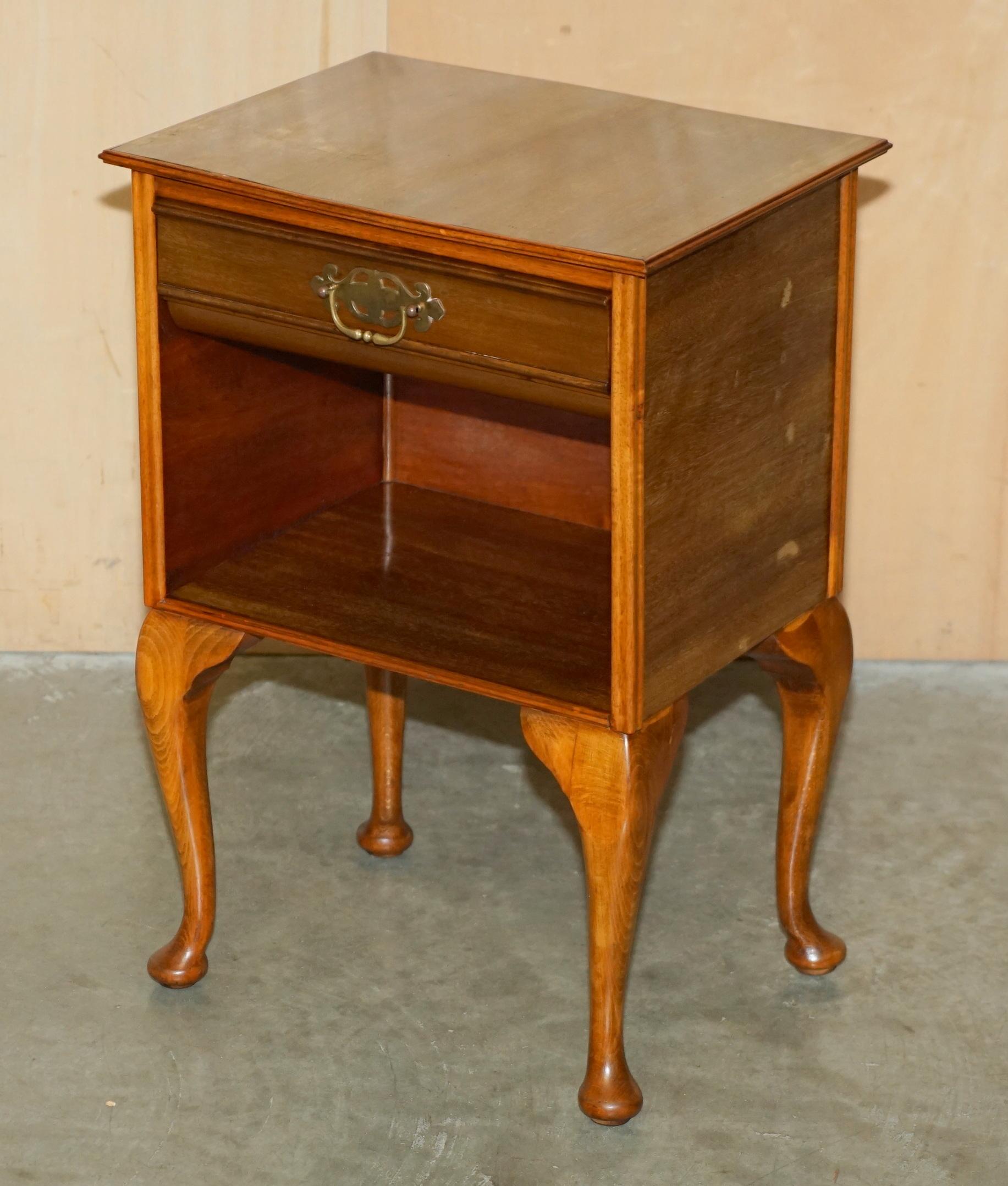 PAIRE DE TABLE DE BEDSIDE MODERNE EN HÊTRE ET EN WALNUT AVEC LAMPE D'EXTRÉMITÉ EN HÊTRE DU MILIEU DU SIÈCLE TABLE À VIN en vente 7