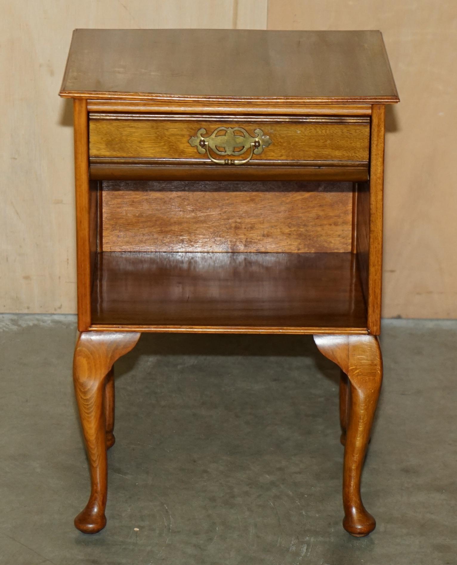 PAIRE DE TABLE DE BEDSIDE MODERNE EN HÊTRE ET EN WALNUT AVEC LAMPE D'EXTRÉMITÉ EN HÊTRE DU MILIEU DU SIÈCLE TABLE À VIN en vente 8