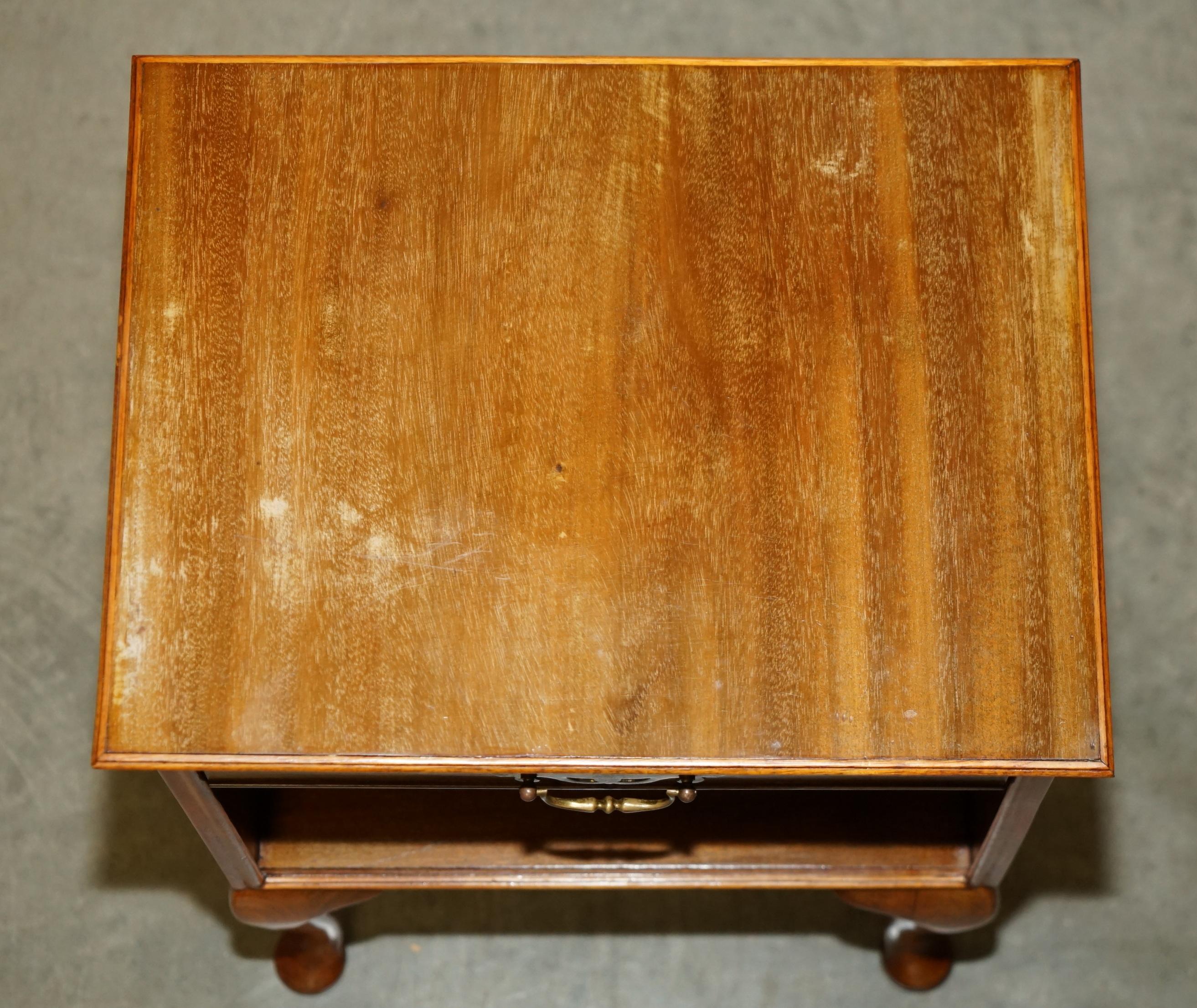 PAIRE DE TABLE DE BEDSIDE MODERNE EN HÊTRE ET EN WALNUT AVEC LAMPE D'EXTRÉMITÉ EN HÊTRE DU MILIEU DU SIÈCLE TABLE À VIN en vente 9
