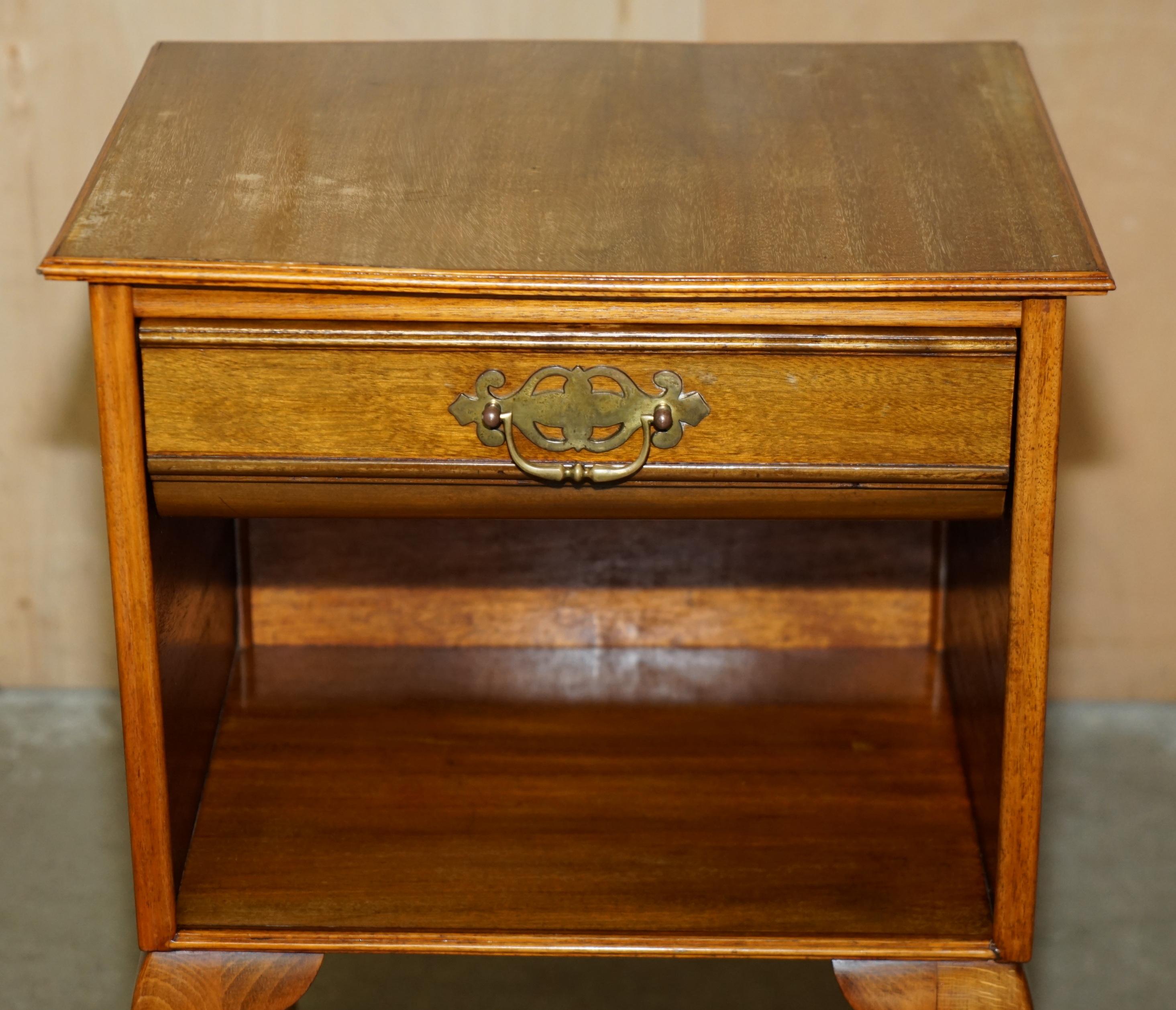 PAIRE DE TABLE DE BEDSIDE MODERNE EN HÊTRE ET EN WALNUT AVEC LAMPE D'EXTRÉMITÉ EN HÊTRE DU MILIEU DU SIÈCLE TABLE À VIN en vente 10