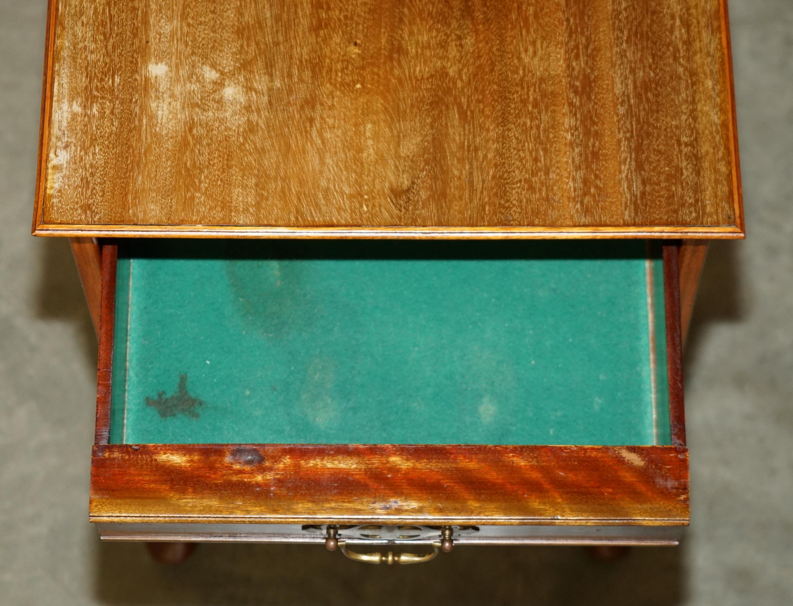 PAIRE DE TABLE DE BEDSIDE MODERNE EN HÊTRE ET EN WALNUT AVEC LAMPE D'EXTRÉMITÉ EN HÊTRE DU MILIEU DU SIÈCLE TABLE À VIN en vente 11