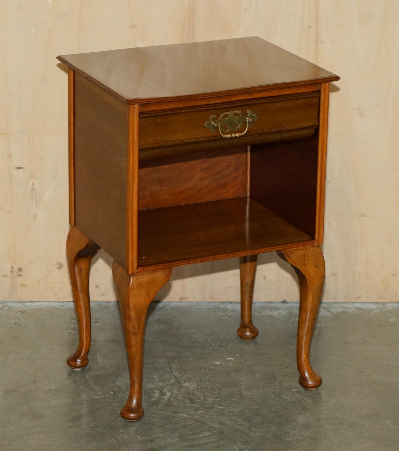Royal House Antiques

The House Antiques a le plaisir d'offrir à la vente cette paire de tables de chevet ou d'appoint en hêtre et noyer de style moderne du milieu du siècle. 

Veuillez noter que les frais de livraison indiqués ne sont qu'un guide,