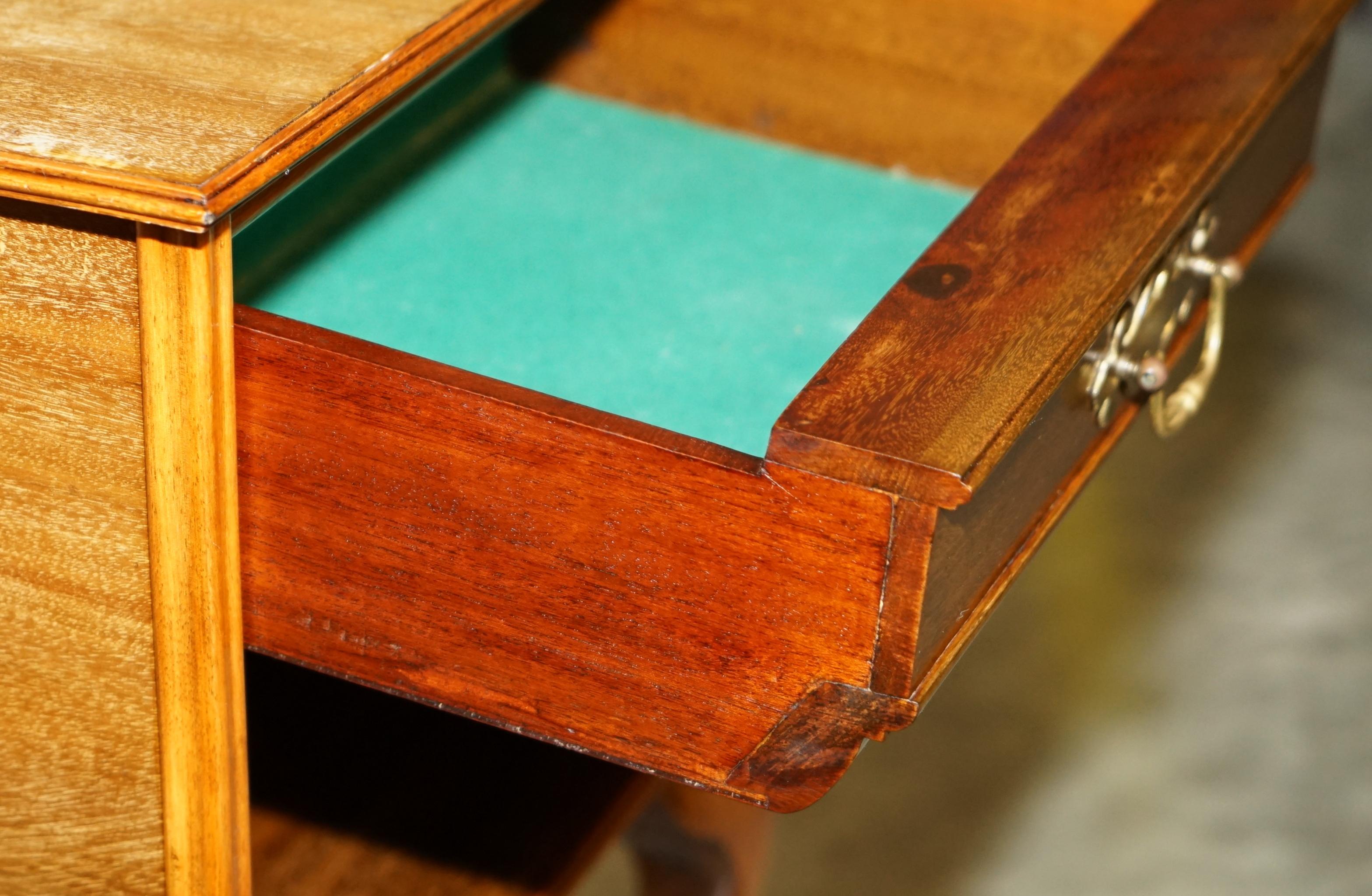 PAIRE DE TABLE DE BEDSIDE MODERNE EN HÊTRE ET EN WALNUT AVEC LAMPE D'EXTRÉMITÉ EN HÊTRE DU MILIEU DU SIÈCLE TABLE À VIN en vente 12