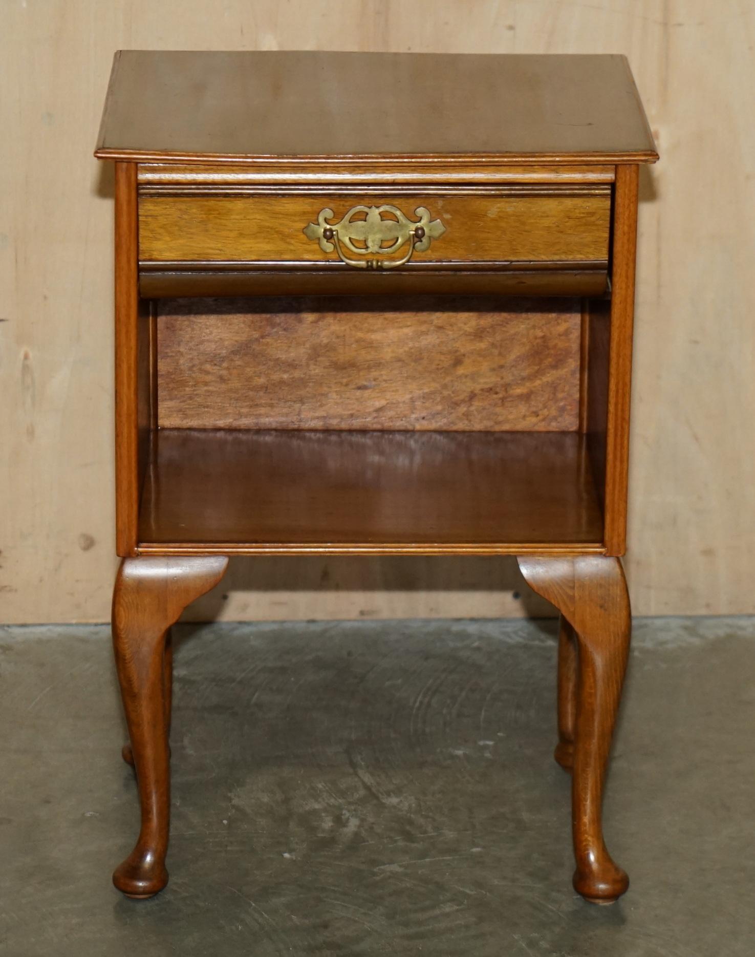 Mid-Century Modern PAIRE DE TABLE DE BEDSIDE MODERNE EN HÊTRE ET EN WALNUT AVEC LAMPE D'EXTRÉMITÉ EN HÊTRE DU MILIEU DU SIÈCLE TABLE À VIN en vente