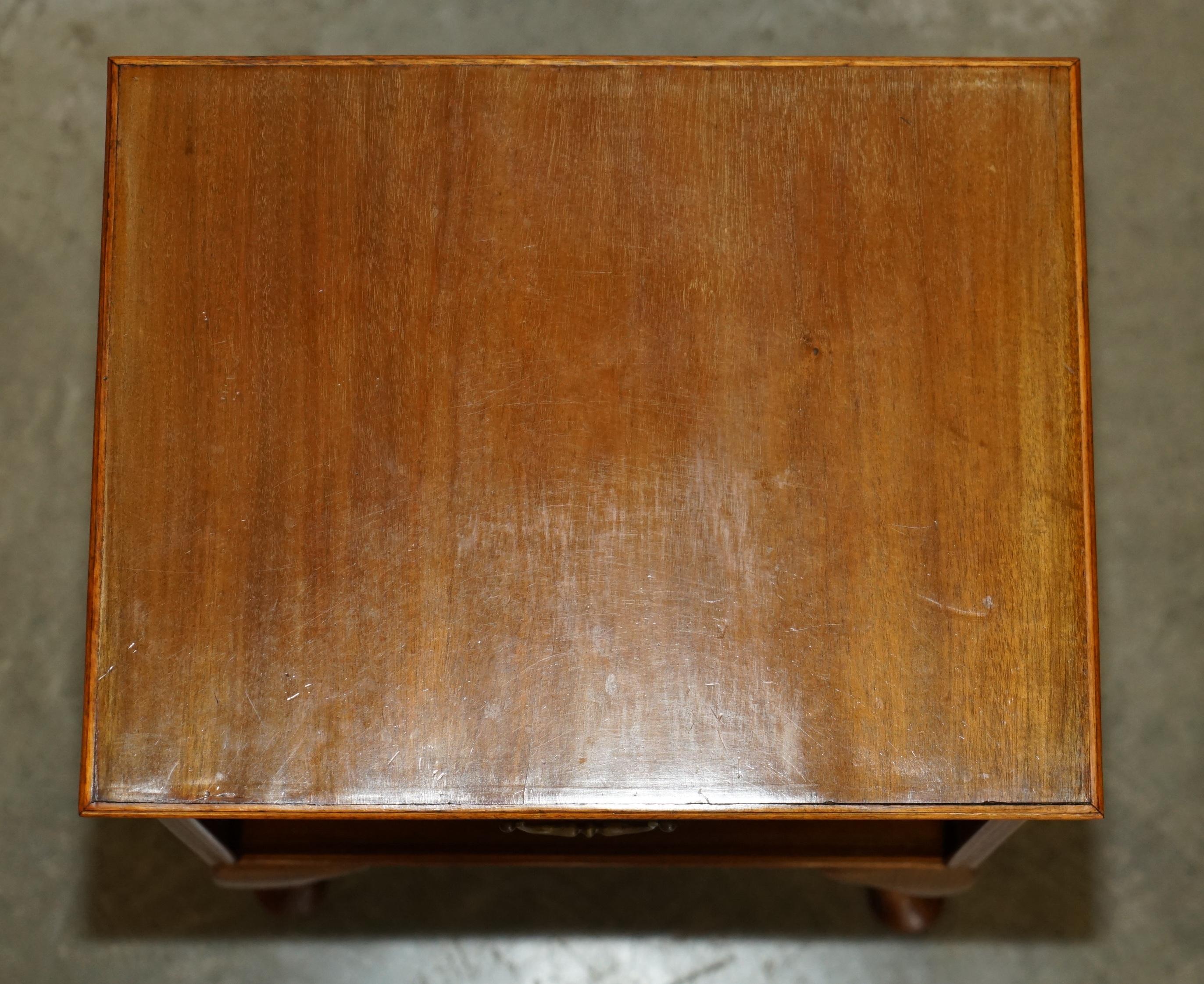 Anglais PAIRE DE TABLE DE BEDSIDE MODERNE EN HÊTRE ET EN WALNUT AVEC LAMPE D'EXTRÉMITÉ EN HÊTRE DU MILIEU DU SIÈCLE TABLE À VIN en vente