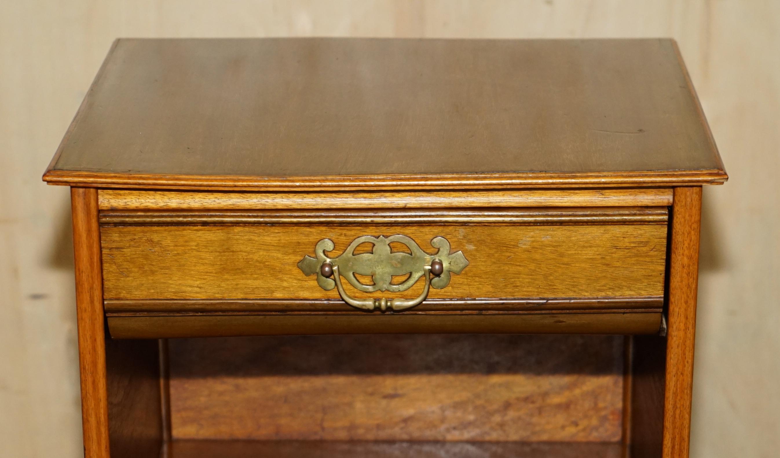 Fait main PAIRE DE TABLE DE BEDSIDE MODERNE EN HÊTRE ET EN WALNUT AVEC LAMPE D'EXTRÉMITÉ EN HÊTRE DU MILIEU DU SIÈCLE TABLE À VIN en vente