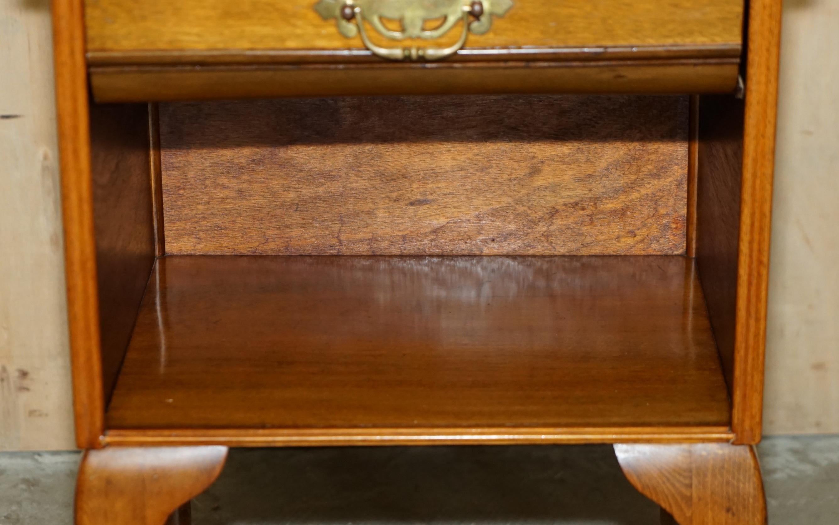 PAIRE DE TABLE DE BEDSIDE MODERNE EN HÊTRE ET EN WALNUT AVEC LAMPE D'EXTRÉMITÉ EN HÊTRE DU MILIEU DU SIÈCLE TABLE À VIN État moyen - En vente à West Sussex, Pulborough