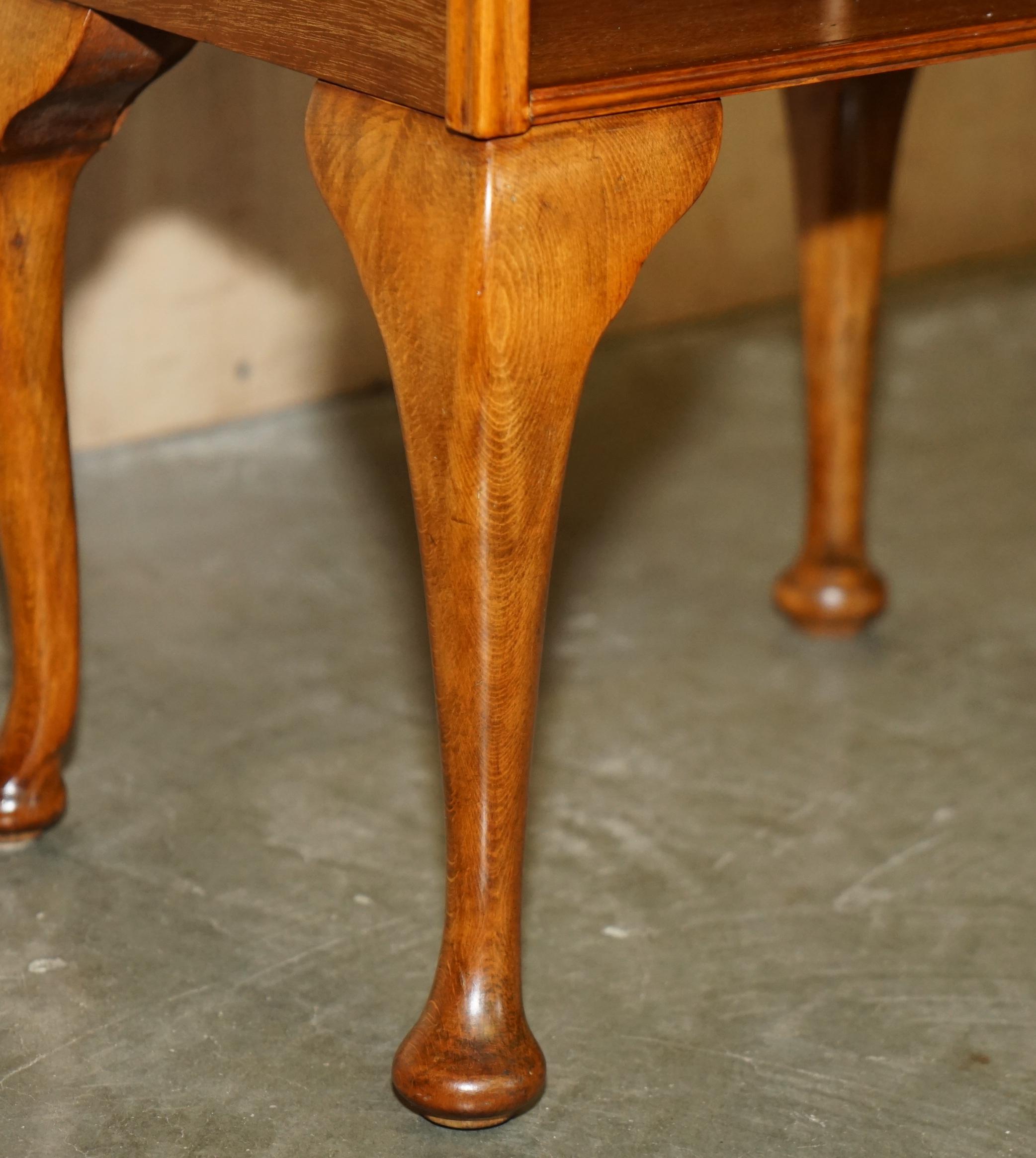 20ième siècle PAIRE DE TABLE DE BEDSIDE MODERNE EN HÊTRE ET EN WALNUT AVEC LAMPE D'EXTRÉMITÉ EN HÊTRE DU MILIEU DU SIÈCLE TABLE À VIN en vente