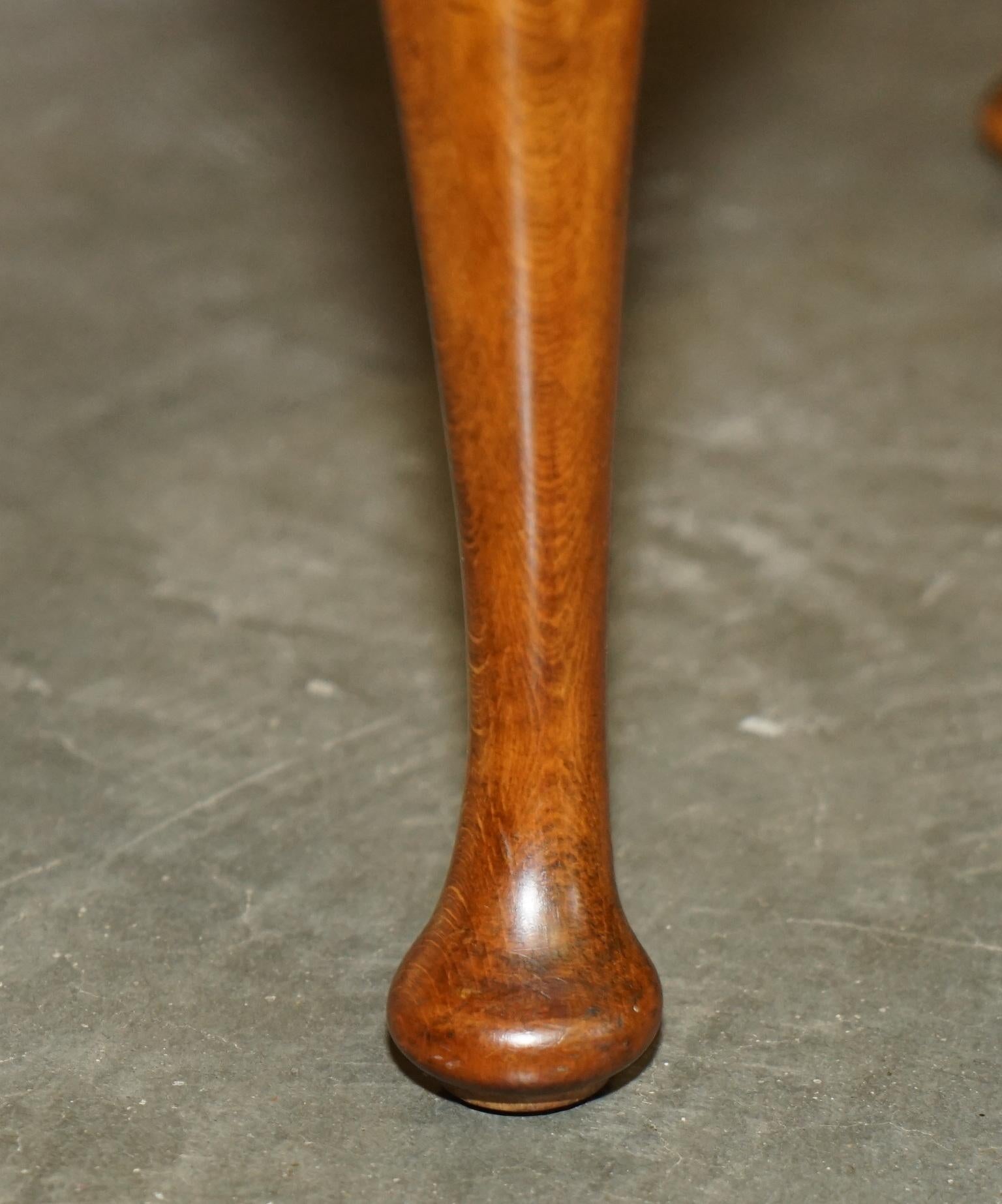 Hêtre PAIRE DE TABLE DE BEDSIDE MODERNE EN HÊTRE ET EN WALNUT AVEC LAMPE D'EXTRÉMITÉ EN HÊTRE DU MILIEU DU SIÈCLE TABLE À VIN en vente