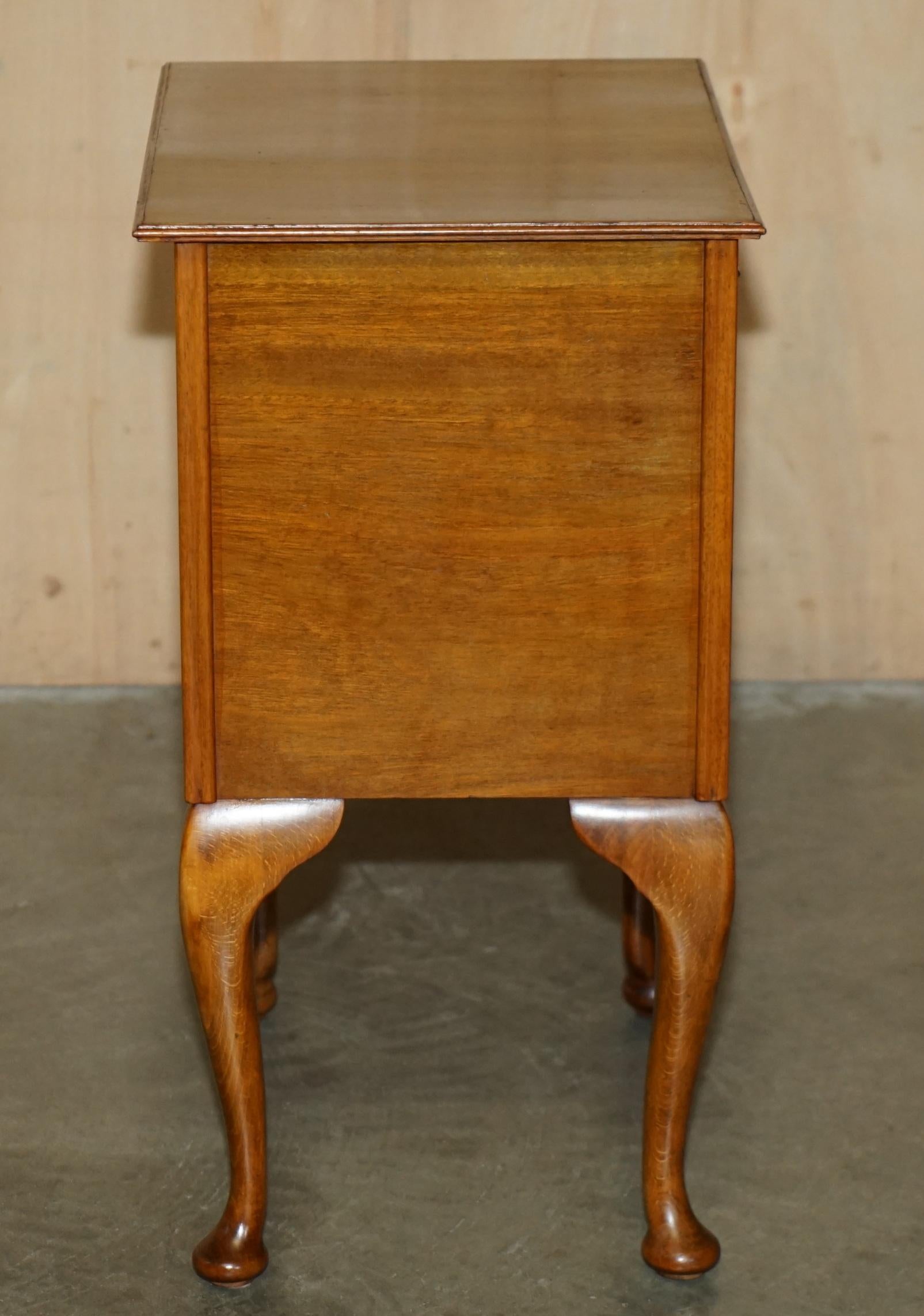 PAIRE DE TABLE DE BEDSIDE MODERNE EN HÊTRE ET EN WALNUT AVEC LAMPE D'EXTRÉMITÉ EN HÊTRE DU MILIEU DU SIÈCLE TABLE À VIN en vente 1