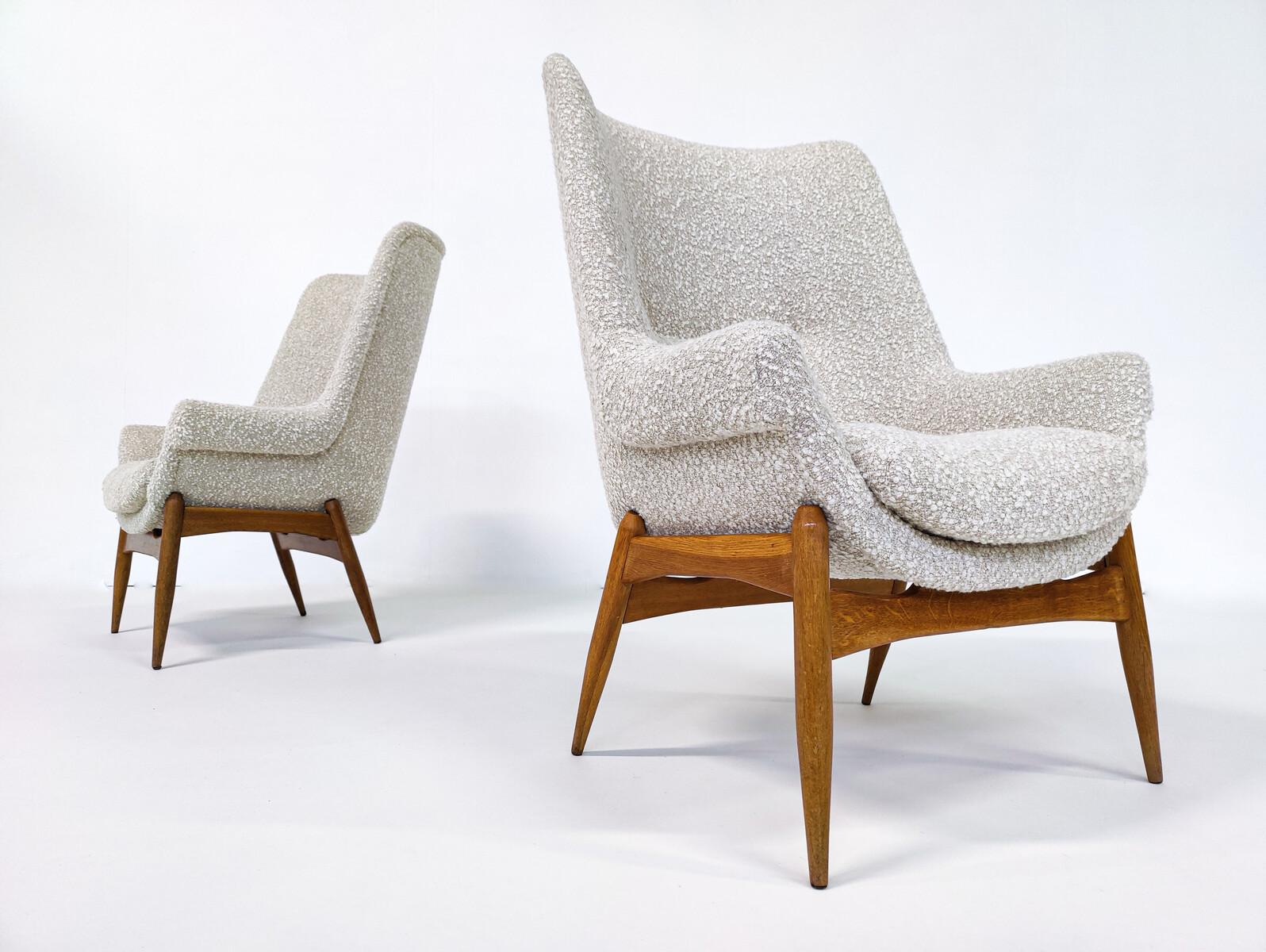 Hongrois Paire de fauteuils en tissu beige de style moderne du milieu du siècle dernier par Julia Gaubek - Hongrie 1950 en vente