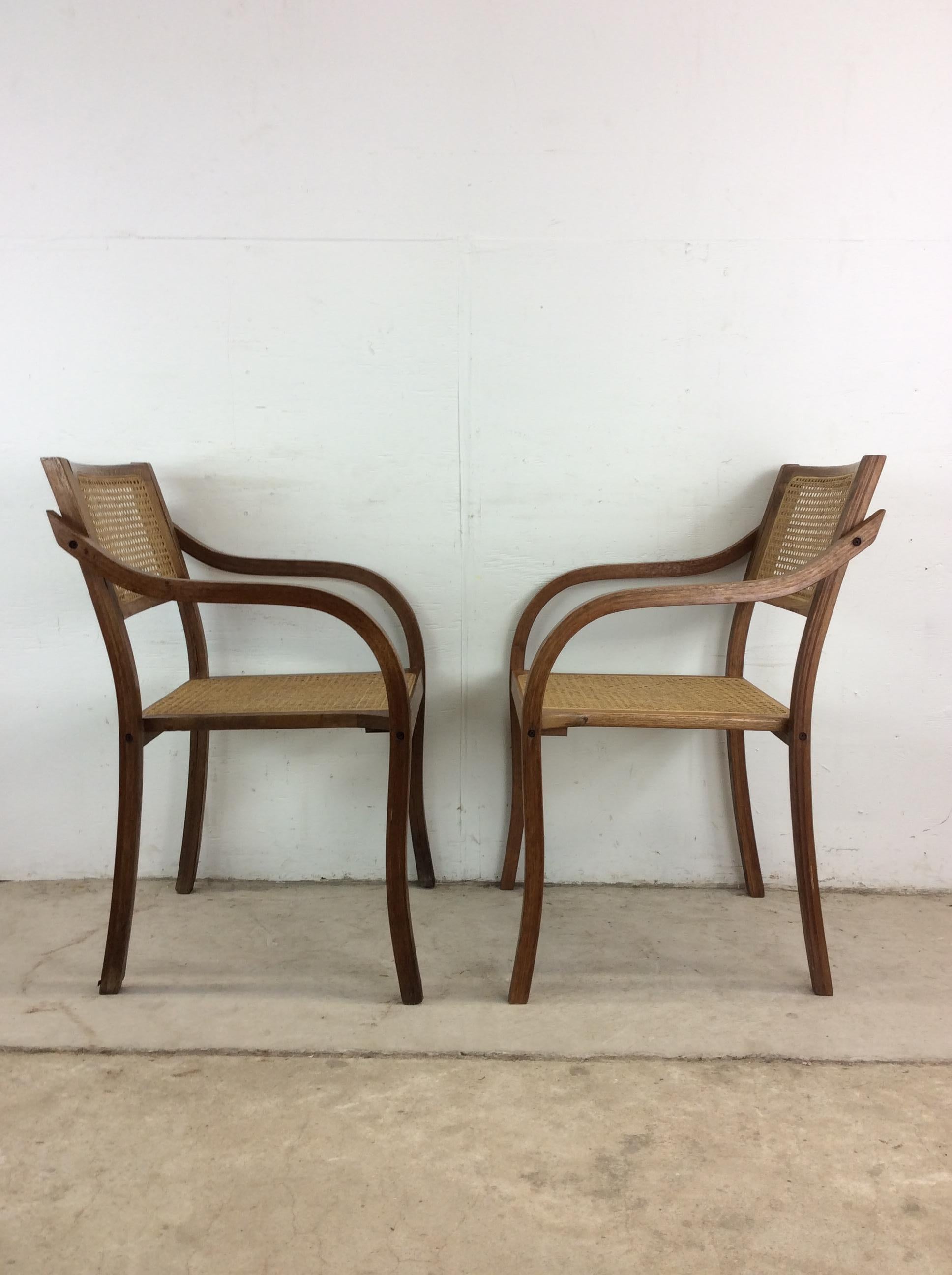 Paire de chaises en bois courbé modernes du milieu du siècle avec assise et dossier cannés en vente 4