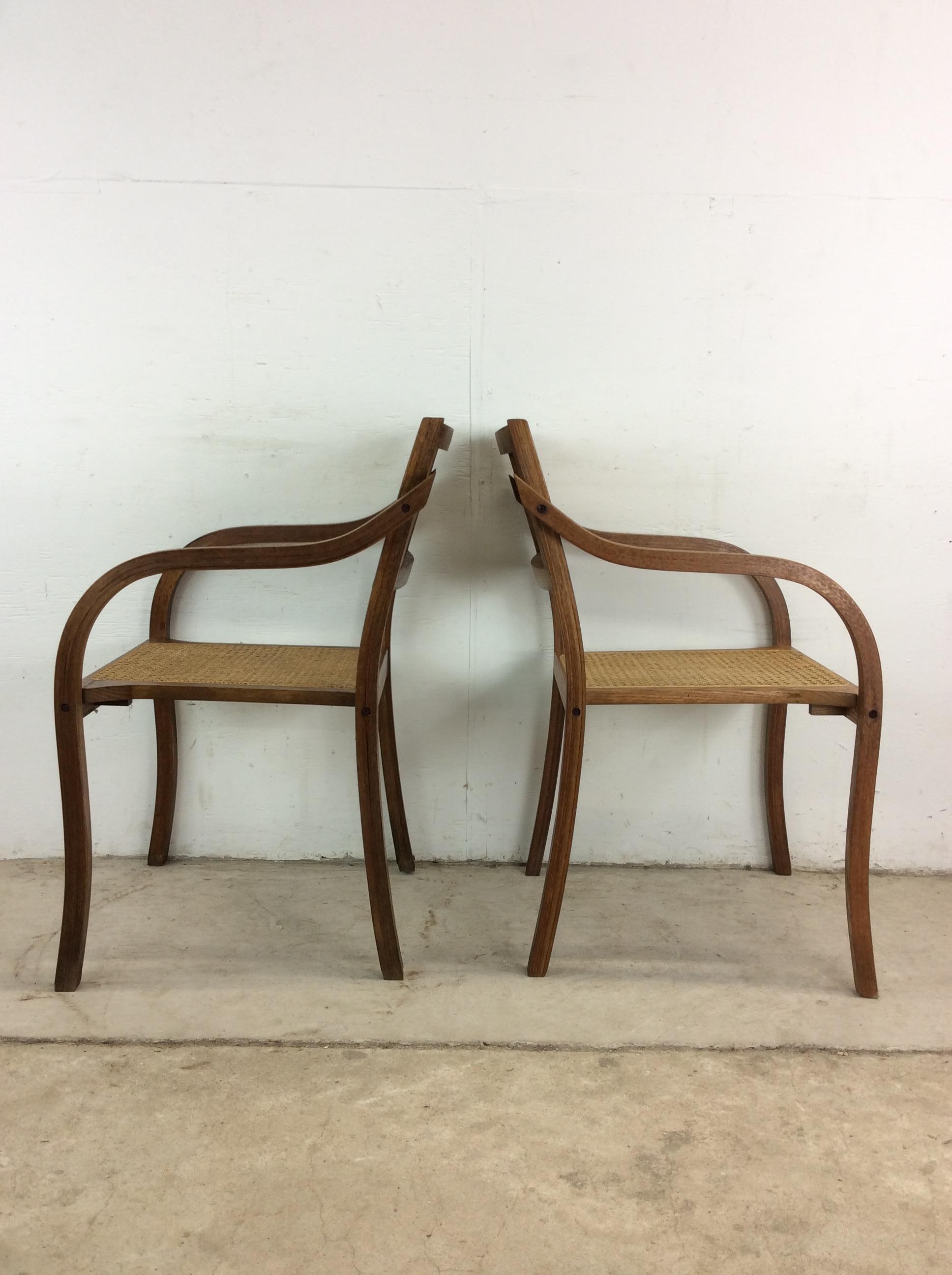 Paire de chaises en bois courbé modernes du milieu du siècle avec assise et dossier cannés en vente 11