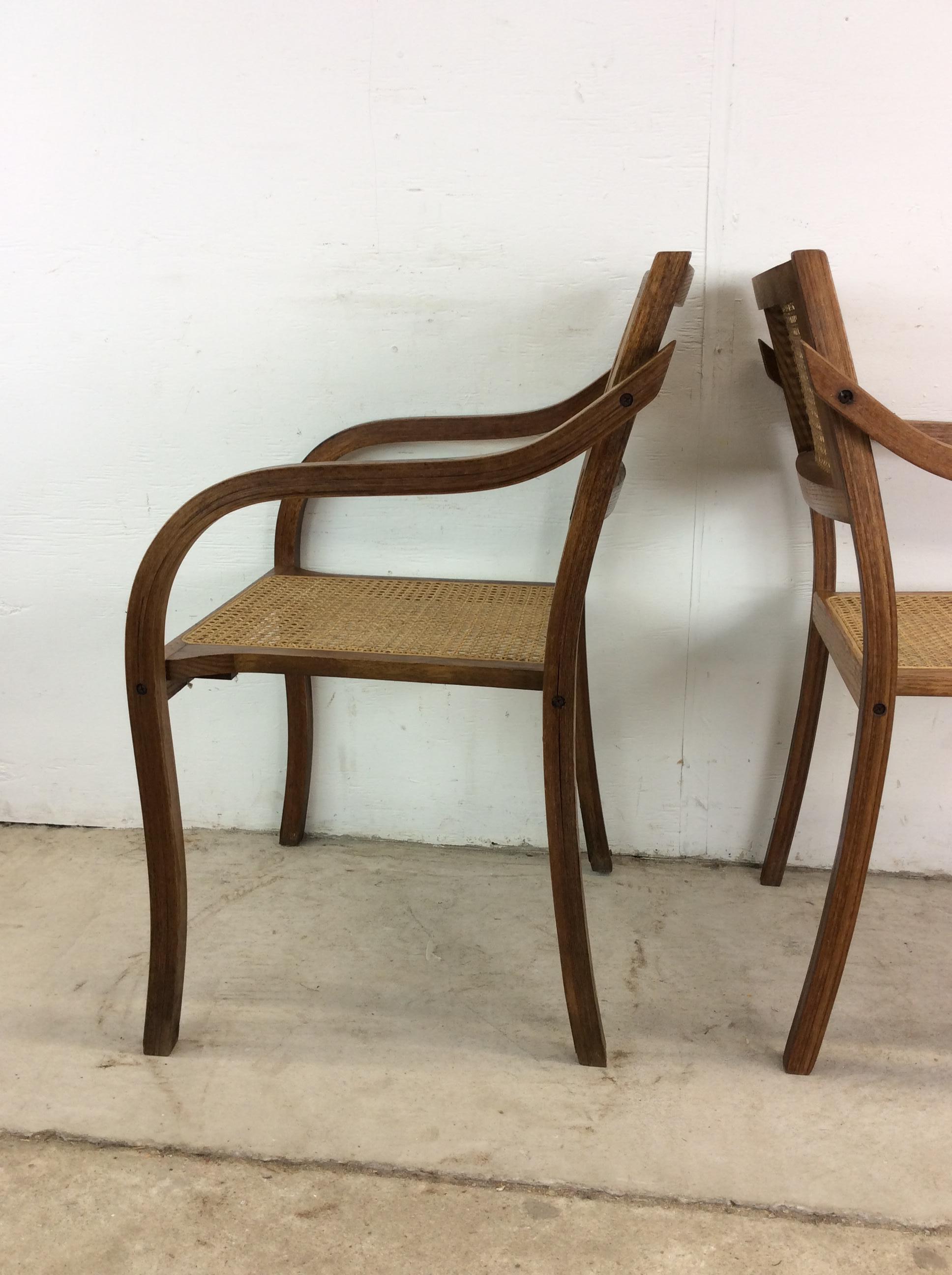 Paire de chaises en bois courbé modernes du milieu du siècle avec assise et dossier cannés en vente 12