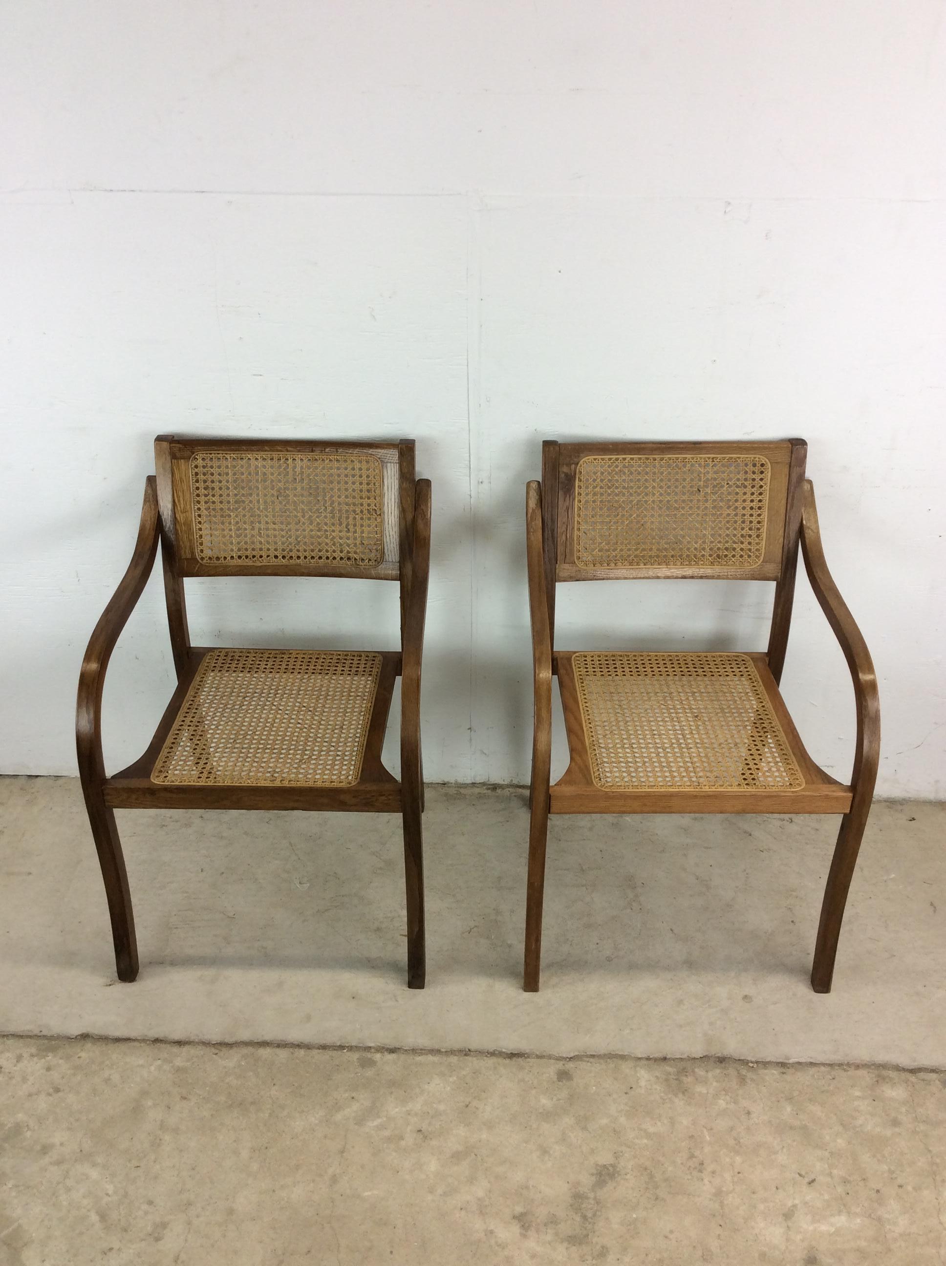 Cette paire de chaises d'appoint modernes du milieu du siècle présente des cadres en bois courbé avec une assise et un dossier cannelés. u2028u2028La table d'appoint assortie est disponible séparément.

Dimensions:21.25w 21.25d 29h 17sh 25ah

Notes