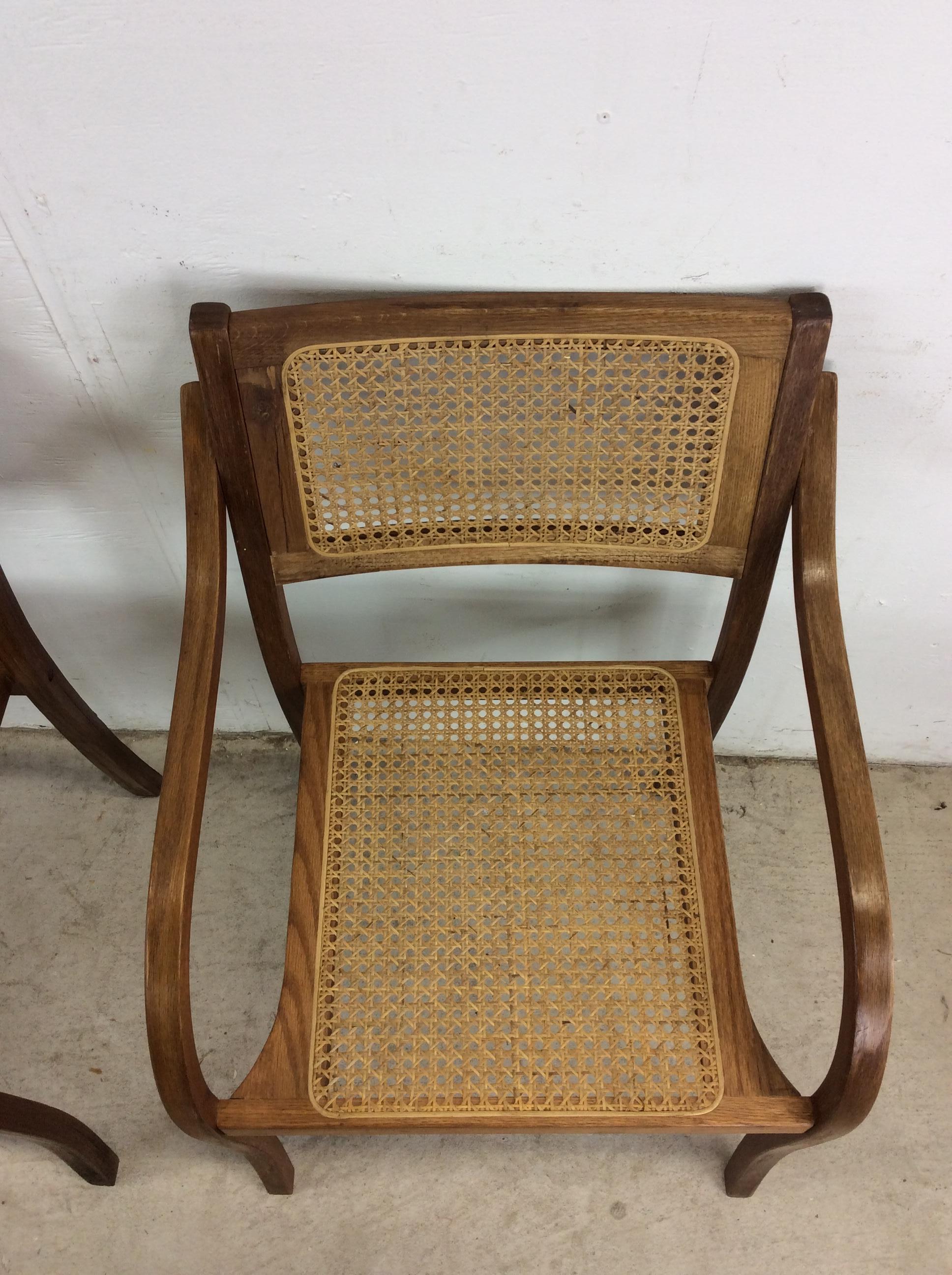 20ième siècle Paire de chaises en bois courbé modernes du milieu du siècle avec assise et dossier cannés en vente