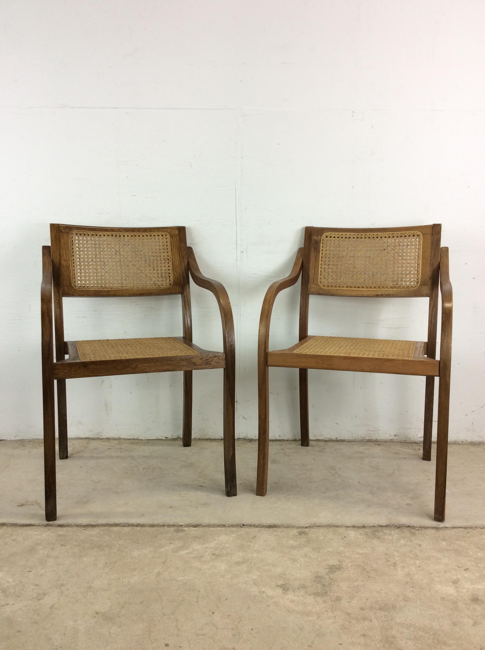 Paire de chaises en bois courbé modernes du milieu du siècle avec assise et dossier cannés en vente 2