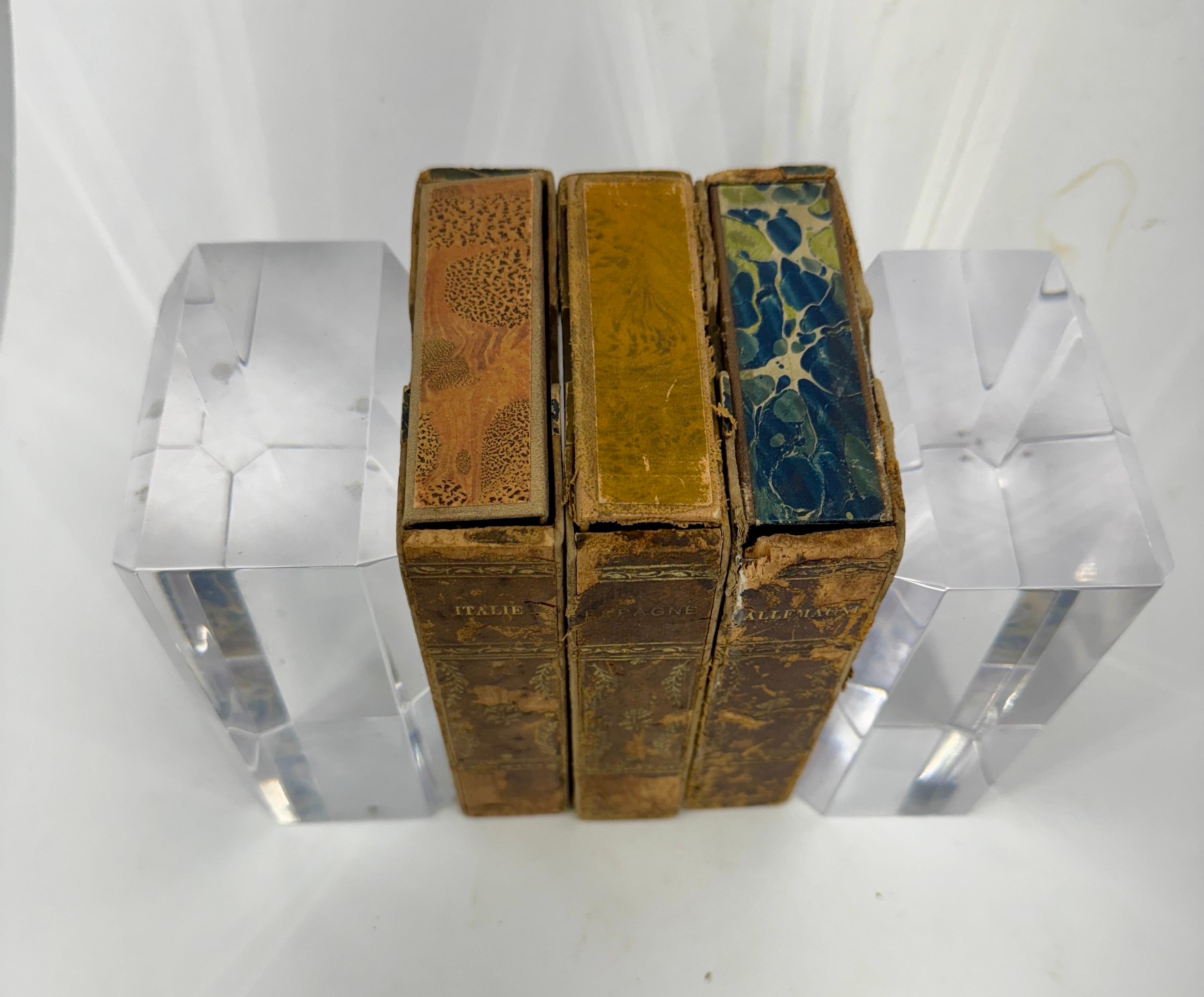 Paar abgeschrägte Lucite-Buchstützen aus der Jahrhundertmitte Modern (20. Jahrhundert)