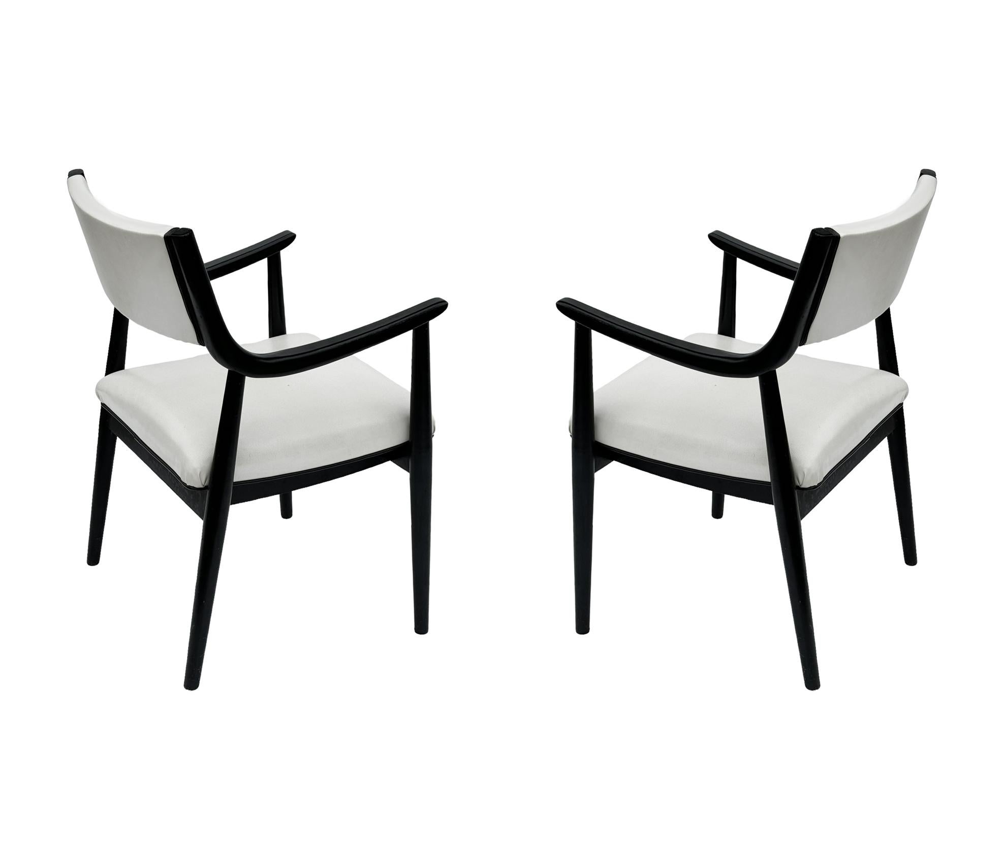 Ein sehr hübsches Paar passender Beistellstühle aus den 1950er Jahren. Sie verfügen über ein Gestell aus massiver Eiche mit schwarzem Lack und weißer Naugahyde-Polsterung. 