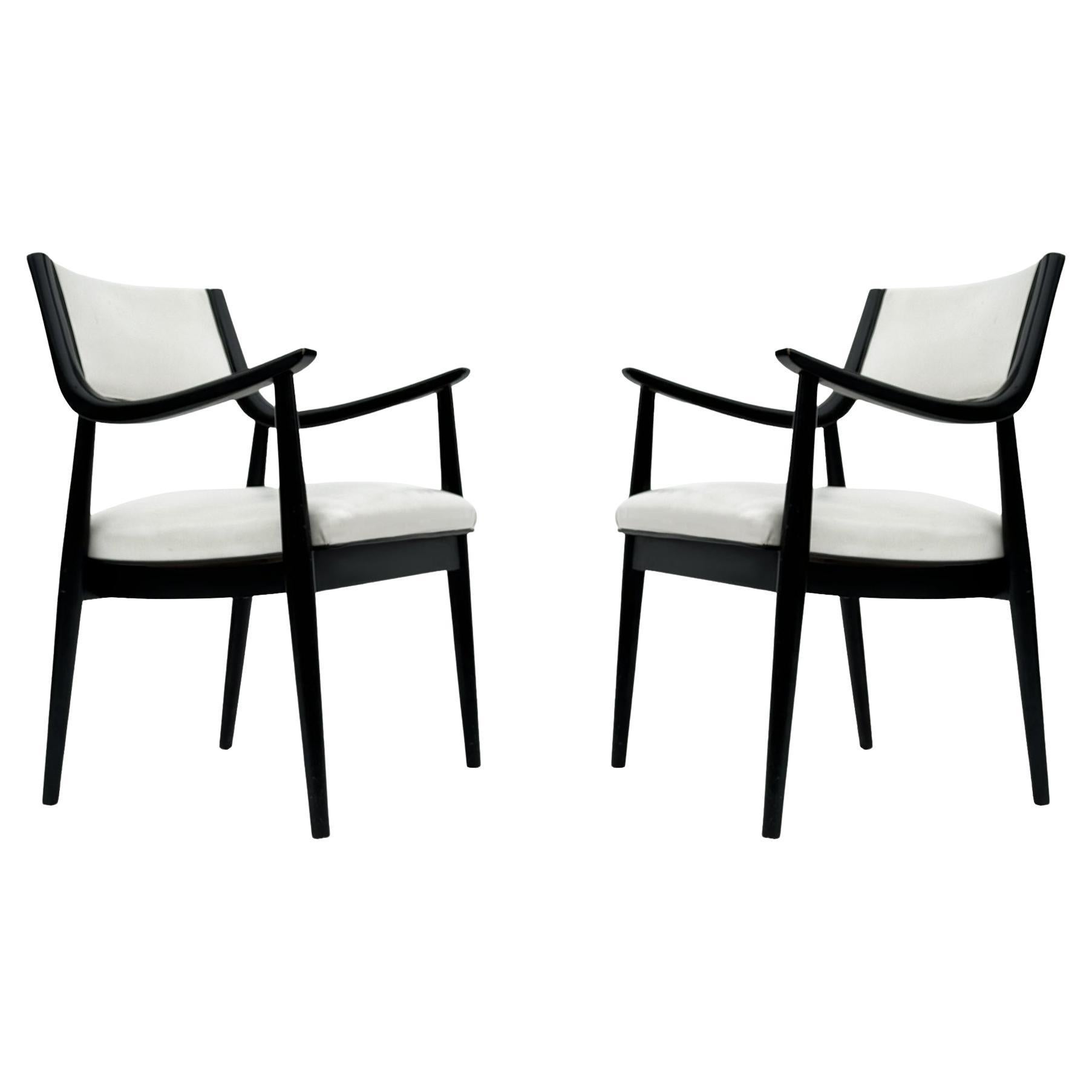 Ein Paar moderne schwarz lackierte dänische Sessel im modernen Stil der Mitte des Jahrhunderts in Weiß