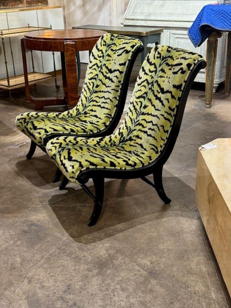Élevez votre espace avec cette paire exquise de chaises modernes du milieu du siècle, dotée d'une finition laquée noire élégante qui apporte une touche sophistiquée à n'importe quelle pièce. Les chaises sont élégamment habillées d'un tissu en