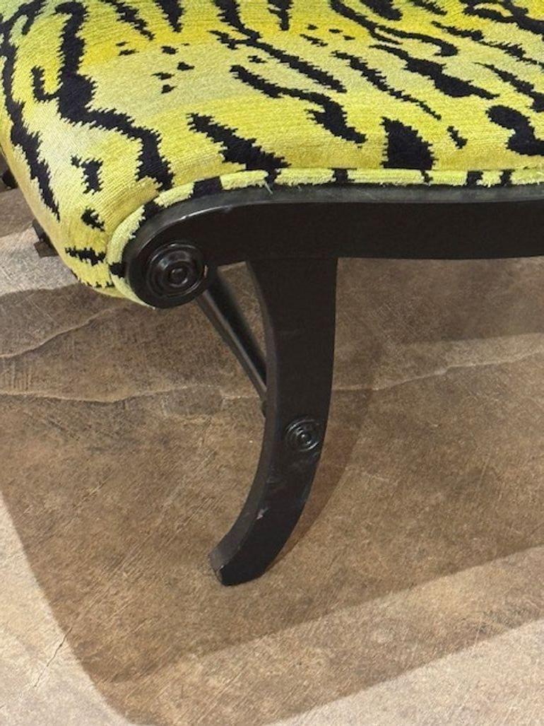 italien Paire de laques noires modernes du milieu du siècle dernier avec tissu tigre Scalamandre en vente