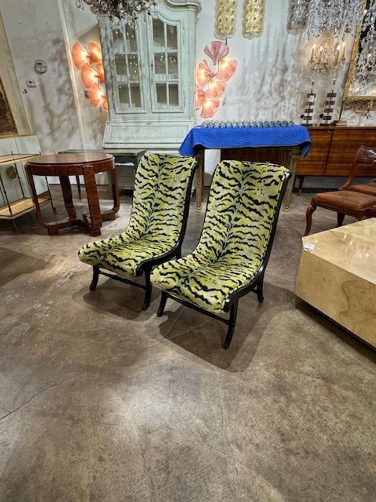 Tissu d'ameublement Paire de laques noires modernes du milieu du siècle dernier avec tissu tigre Scalamandre en vente