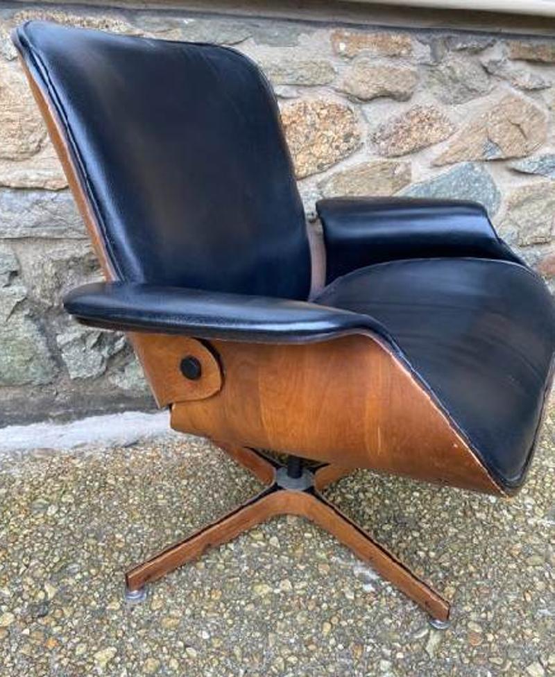 20th Century Pair of Mid-Century Modern Black Leather & Walnut Mr Chair by Plycraft Armchairs