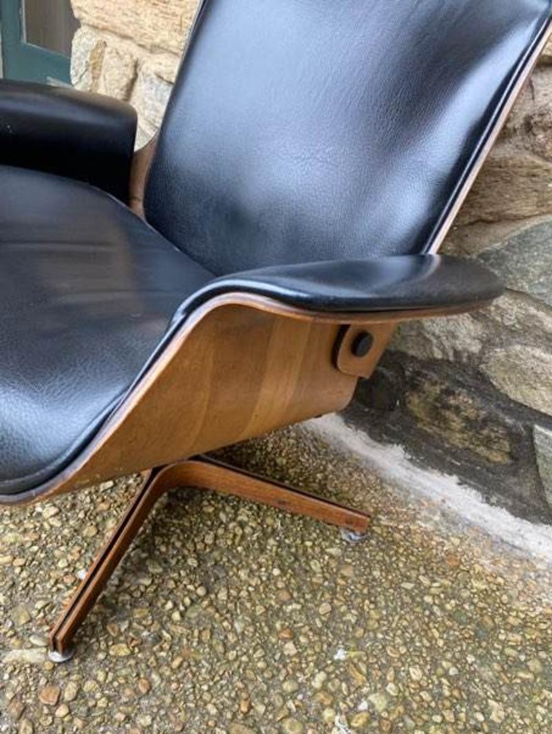 Pair of Mid-Century Modern Black Leather & Walnut Mr Chair by Plycraft Armchairs 2