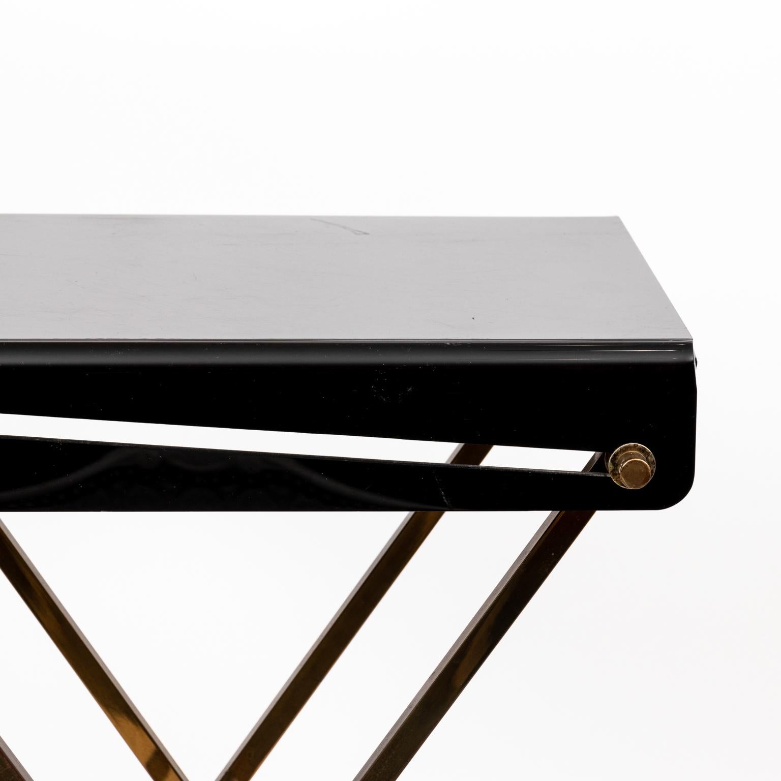 20th Century Pair of Mid-Century Modern Black Lucite and Brass Tray Tables For Sale