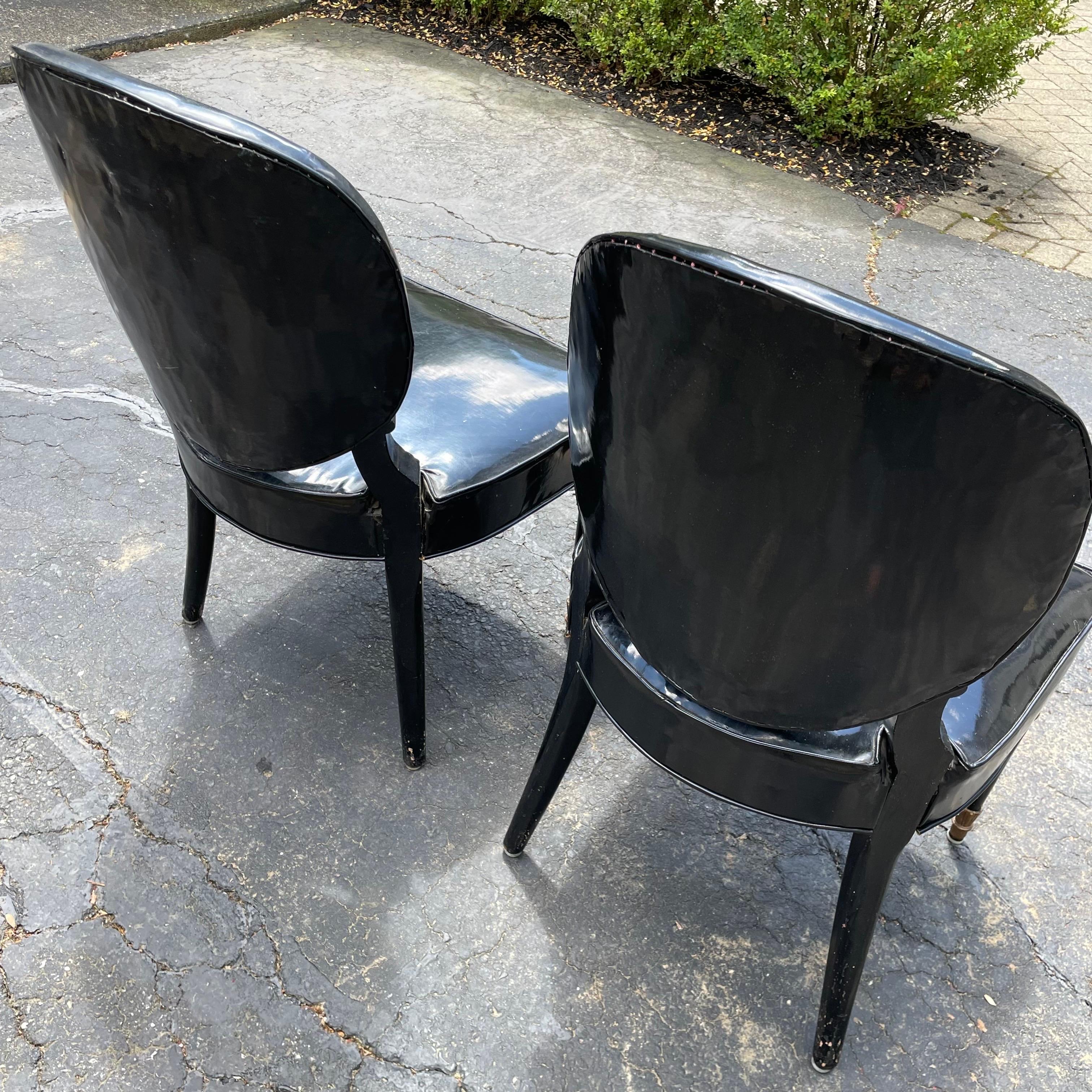 Pareja de sillas laterales de polipiel negra modernas de mediados de siglo, estilo James Mont en venta 3